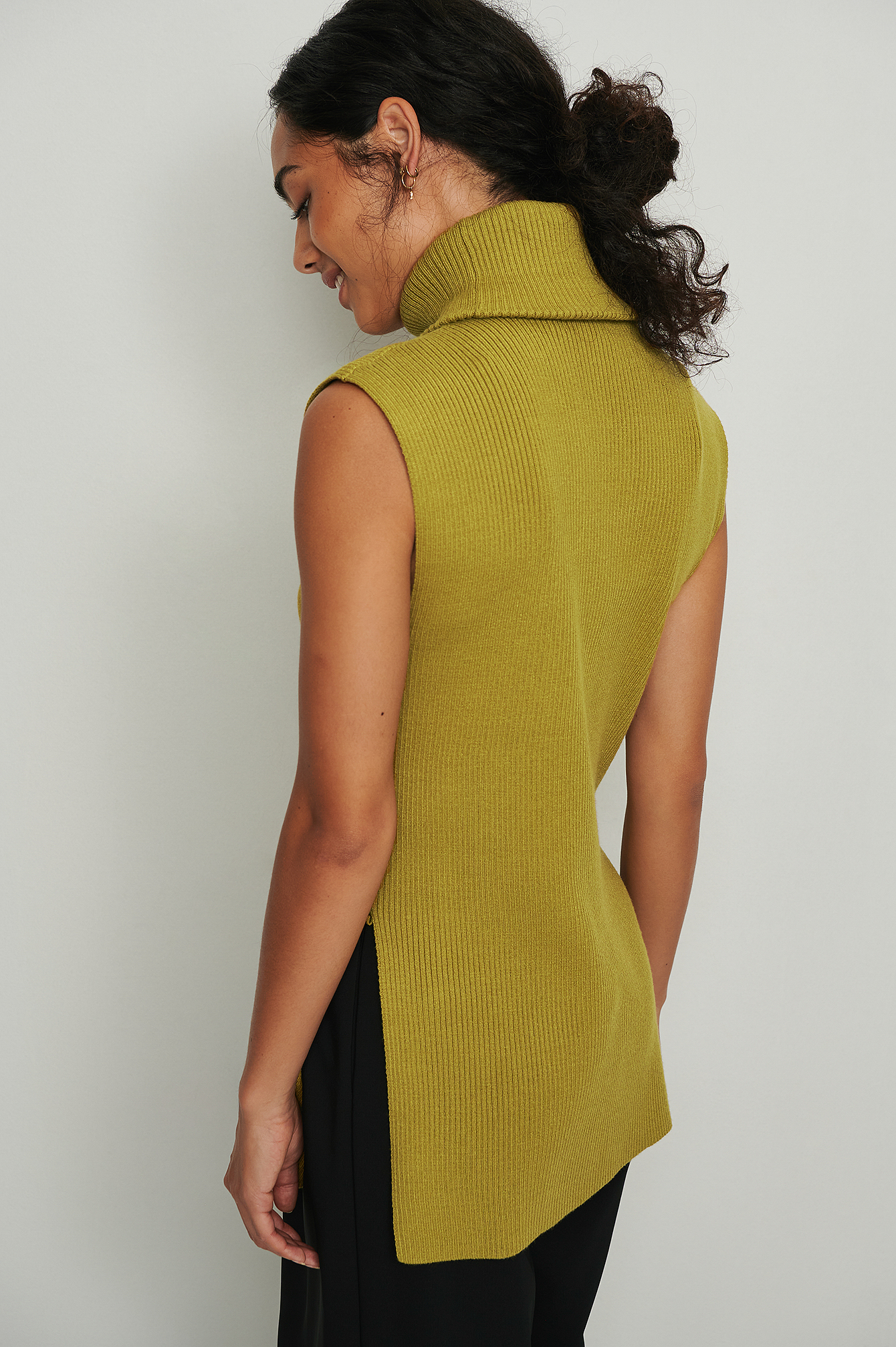 Gilet in maglia a coste a collo alto Verde | na-kd.com