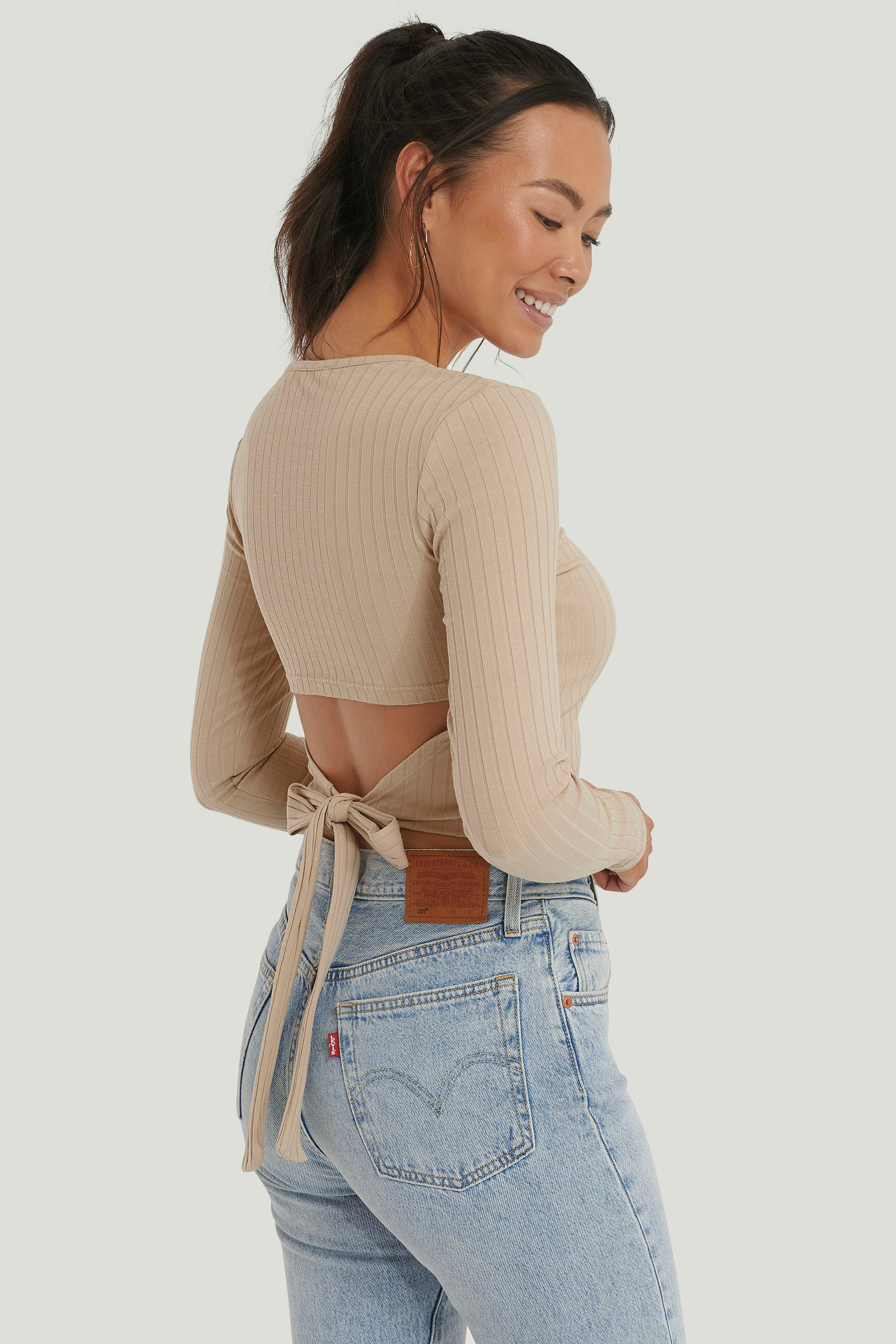 Damen Bekleidung Oberteile Langarm Oberteile NA-KD Baumwolle Trend Organisches geripptes Top mit offenem Rücken 