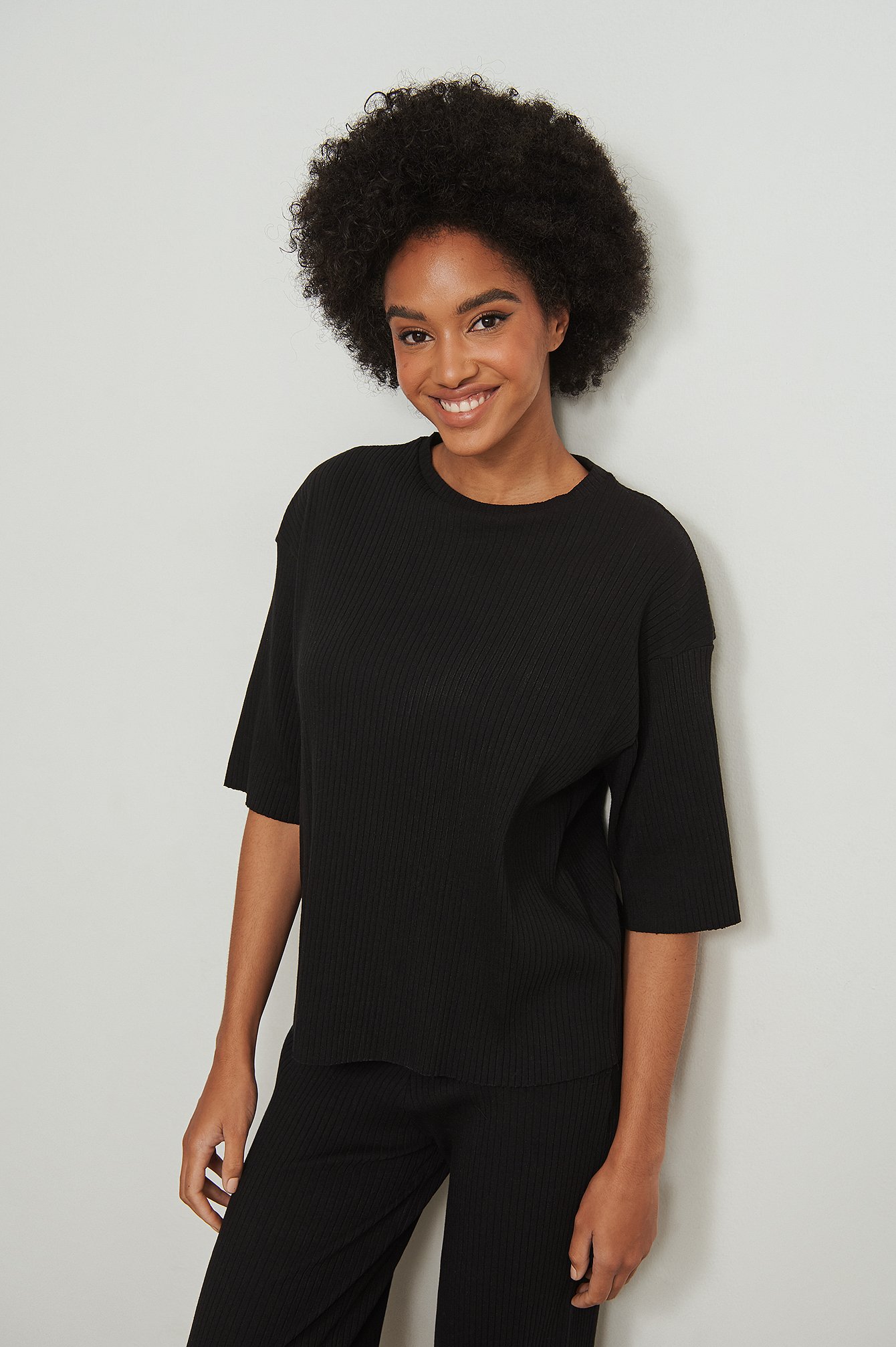 Damen Bekleidung Oberteile T-Shirts NA-KD Baumwolle Basic Organisches geripptes Oversize T-Shirt in Schwarz 