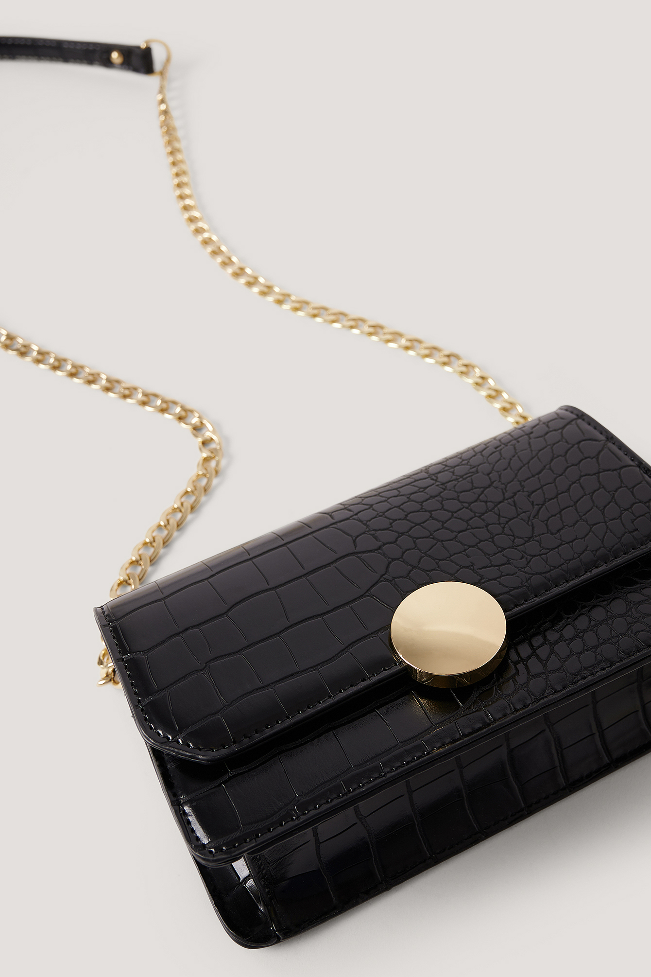 Round Closure Chain Crossbody Bag Black