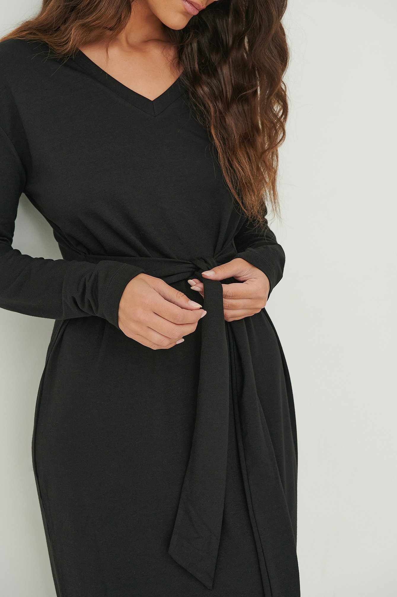 Black Recyklingowana sukienka z paskiem
