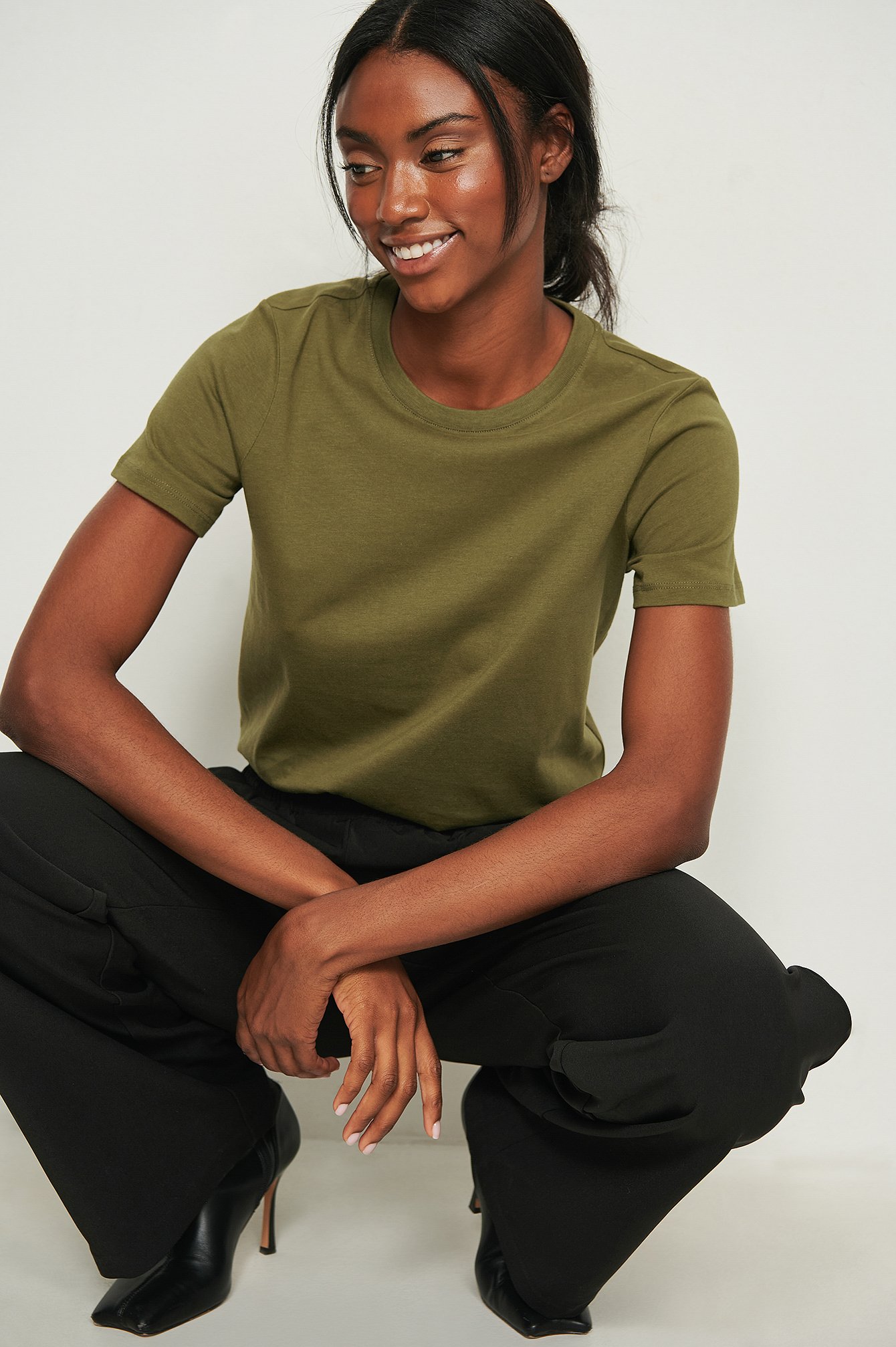 Olive Green T-Shirt mit rundem Ausschnitt aus Bio-Baumwolle