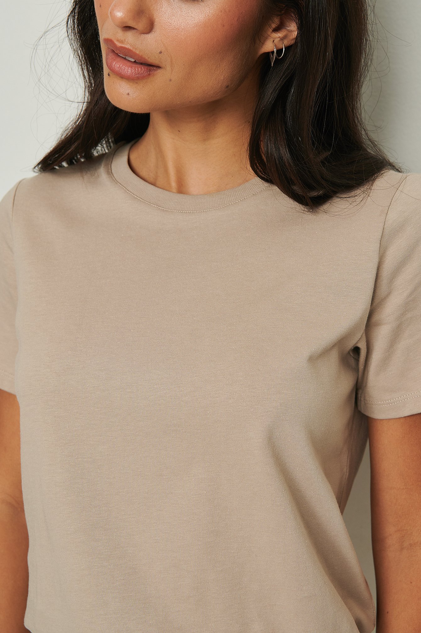 Taupe Camiseta de algodón orgánico con cuello redondo