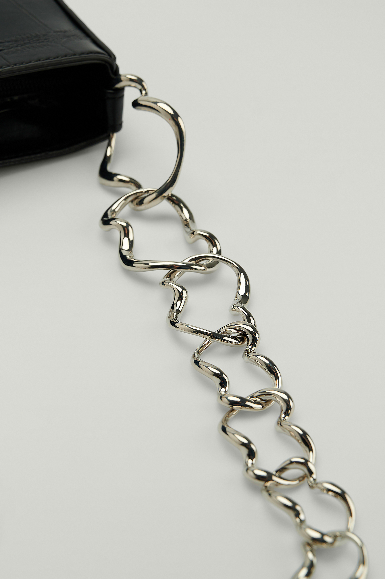 silver chain black bolsa