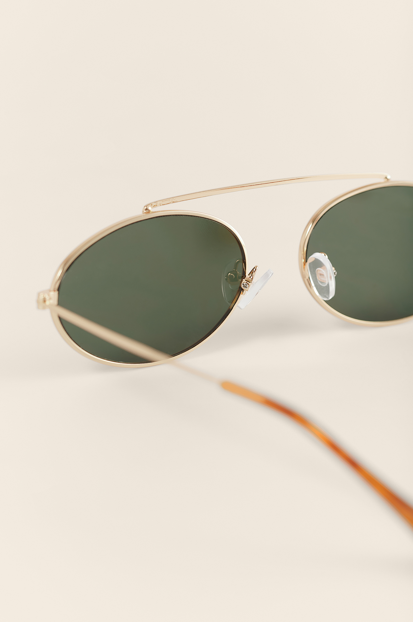 Occhiali Da Sole Con Ponte Curvo Oro | na-kd.com
