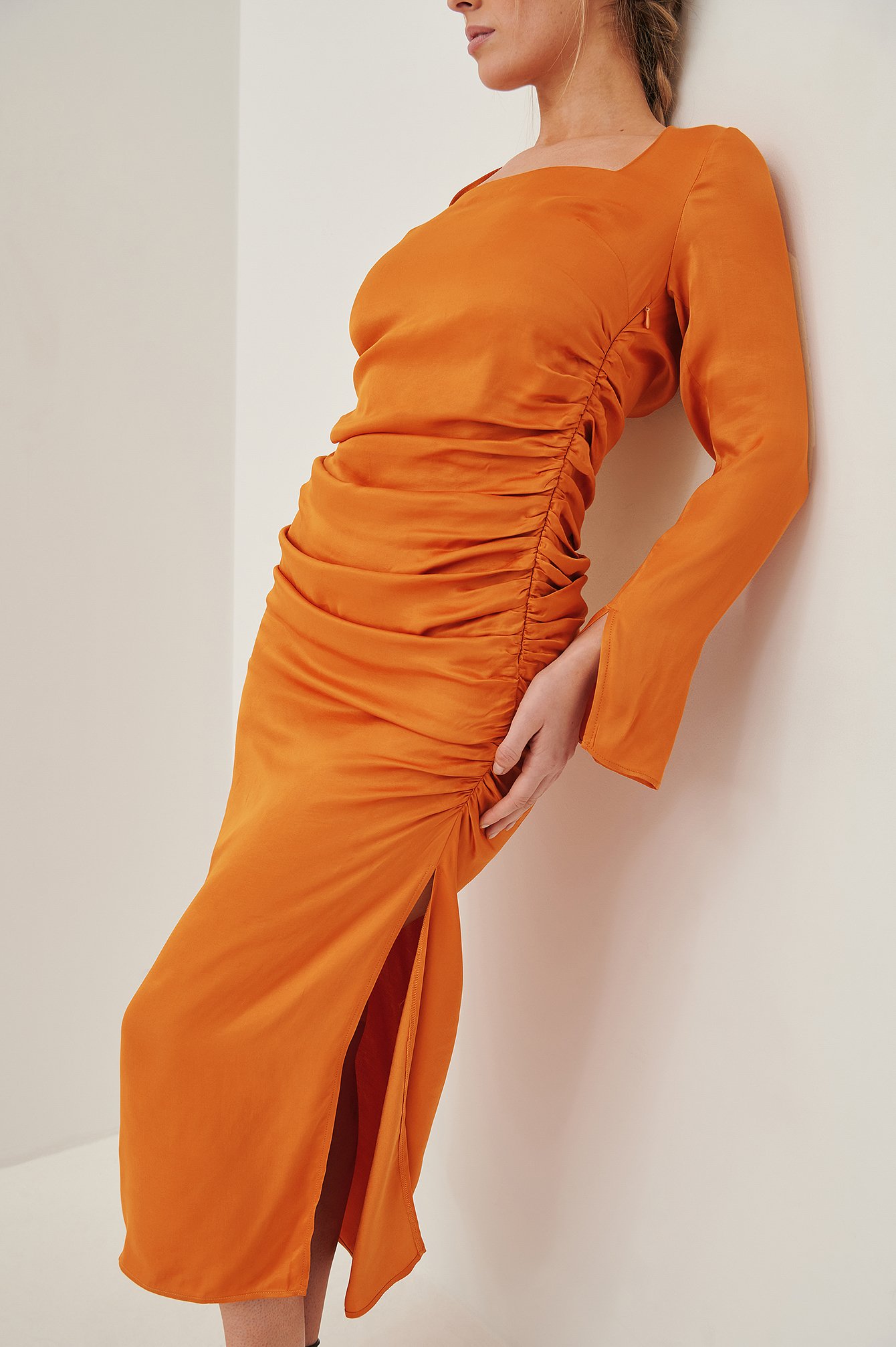 Orange Marszczona sukienka midi z paskiem