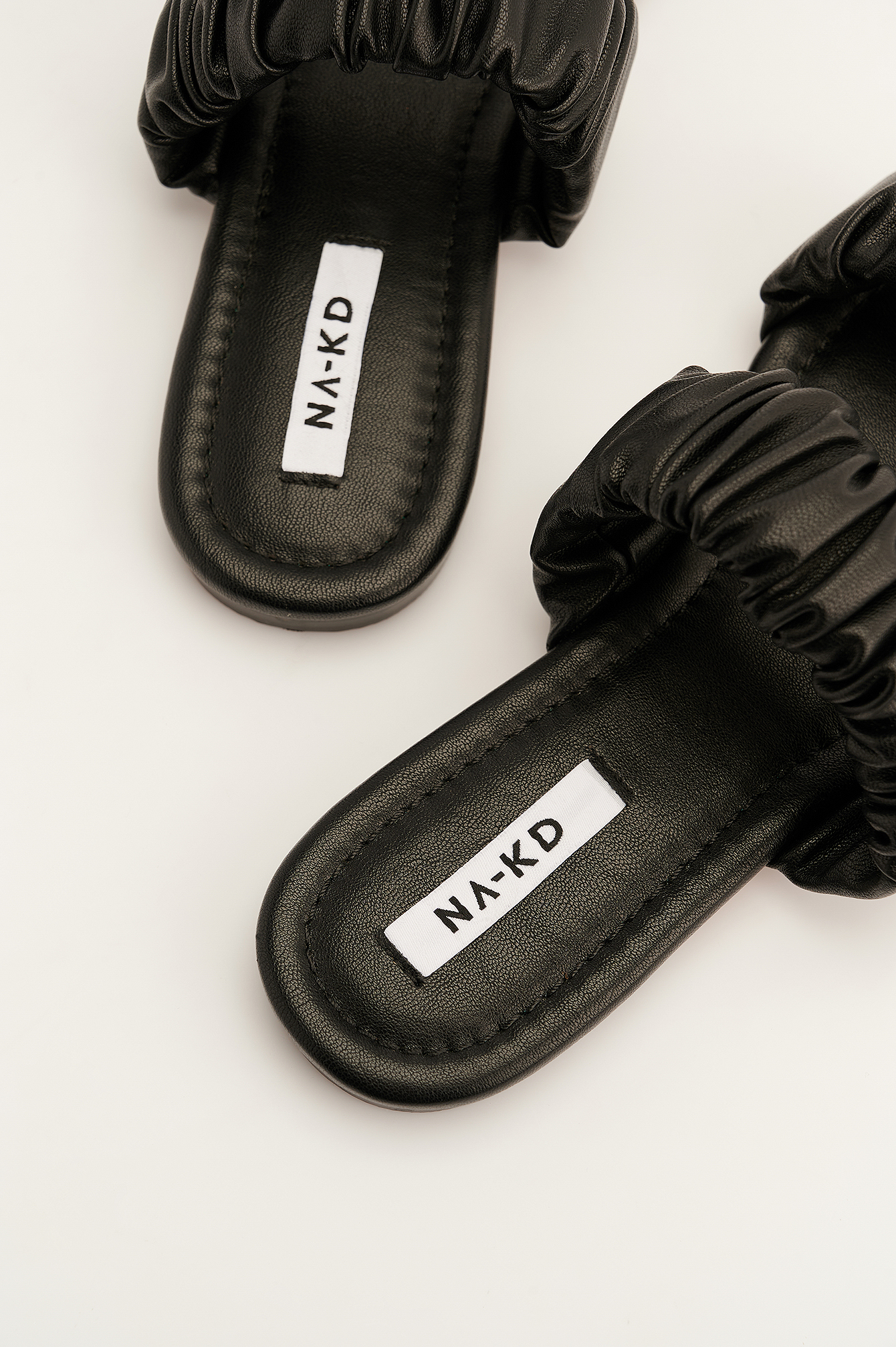 Ruffled Double Strap Flats Black | na 