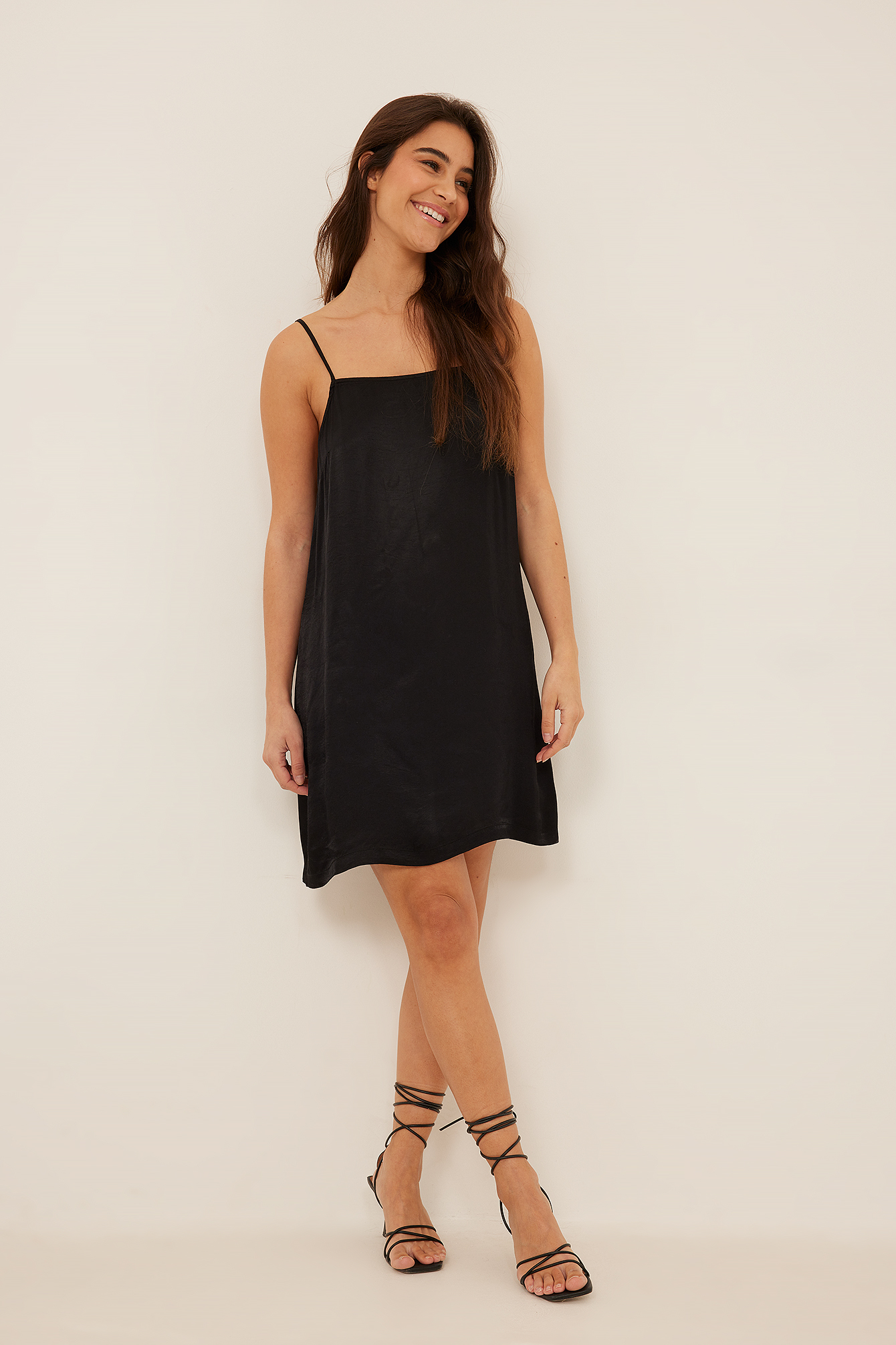 Abito sottoveste in satin Nero | na-kd.com
