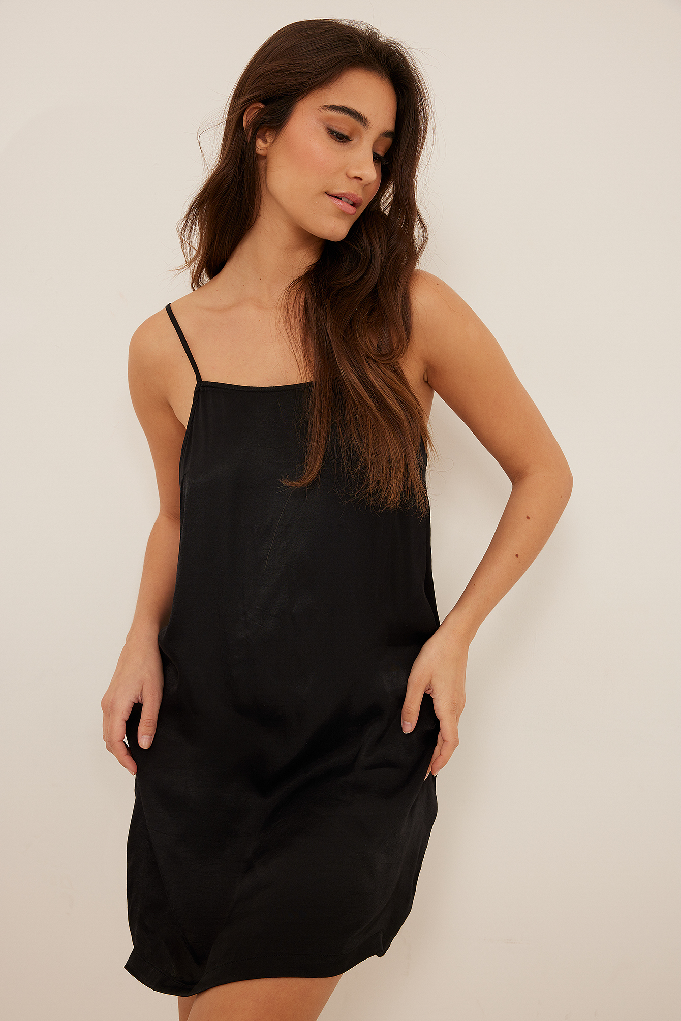 Abito sottoveste in satin Nero | na-kd.com