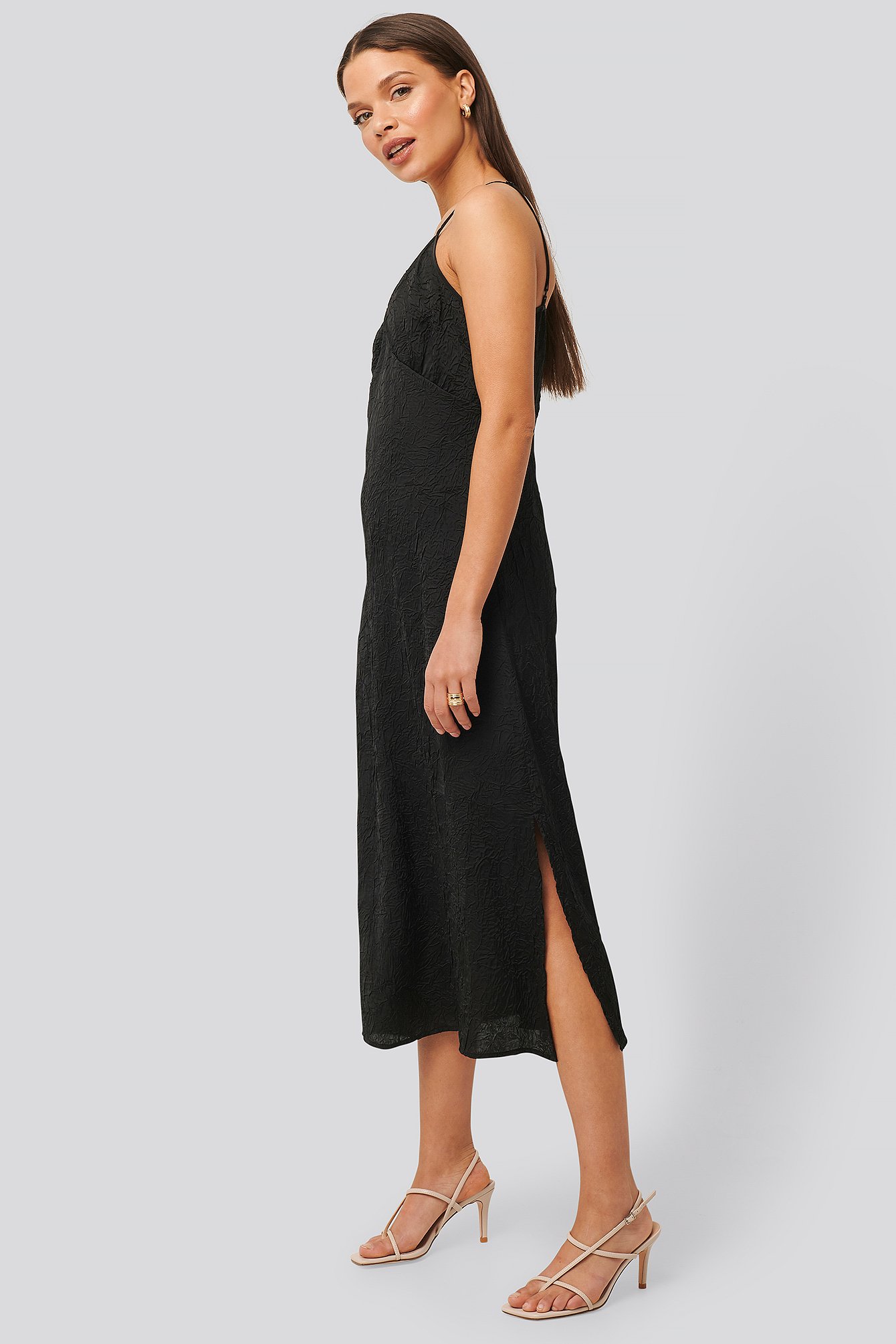 Damen Bekleidung Kleider Freizeitkleider und Tageskleider NA-KD Trend Satin Wrinkle Dress in Schwarz 