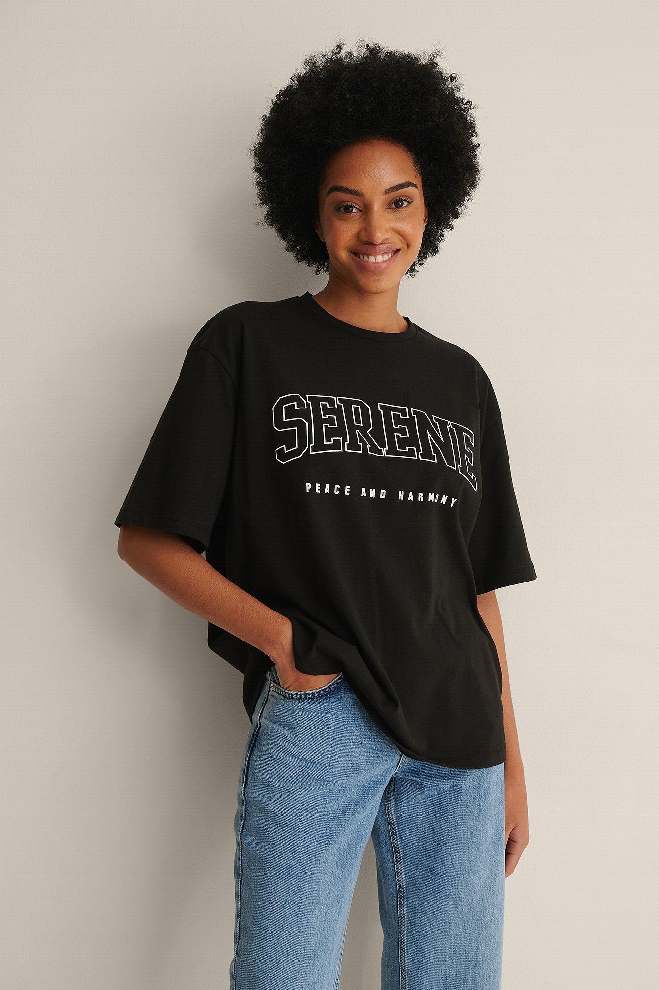 Black T-Shirt mit Serene-Aufdruck