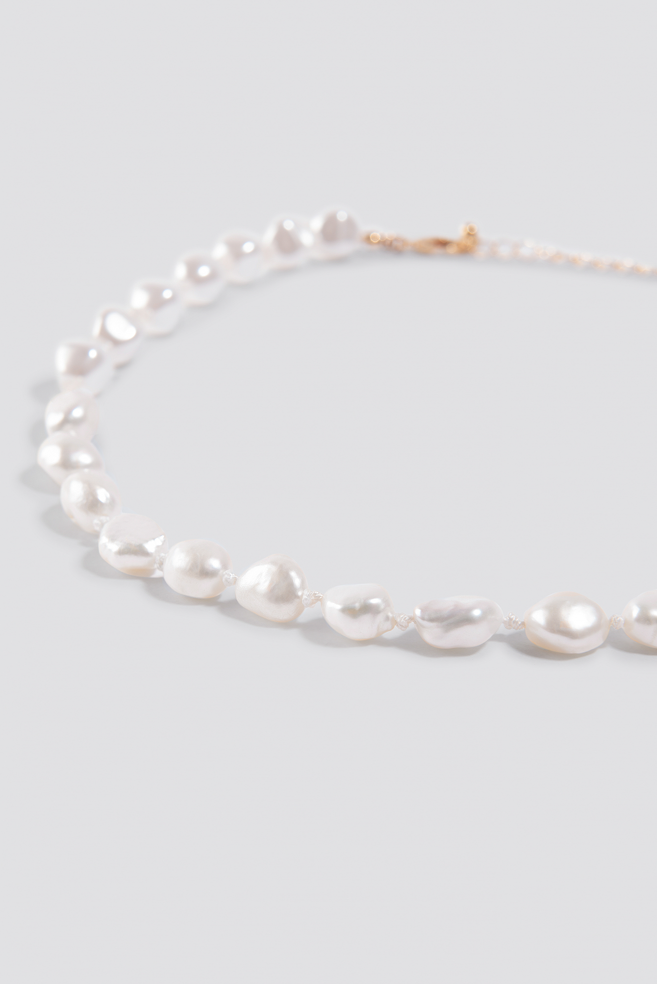 White Shell Look Necklace