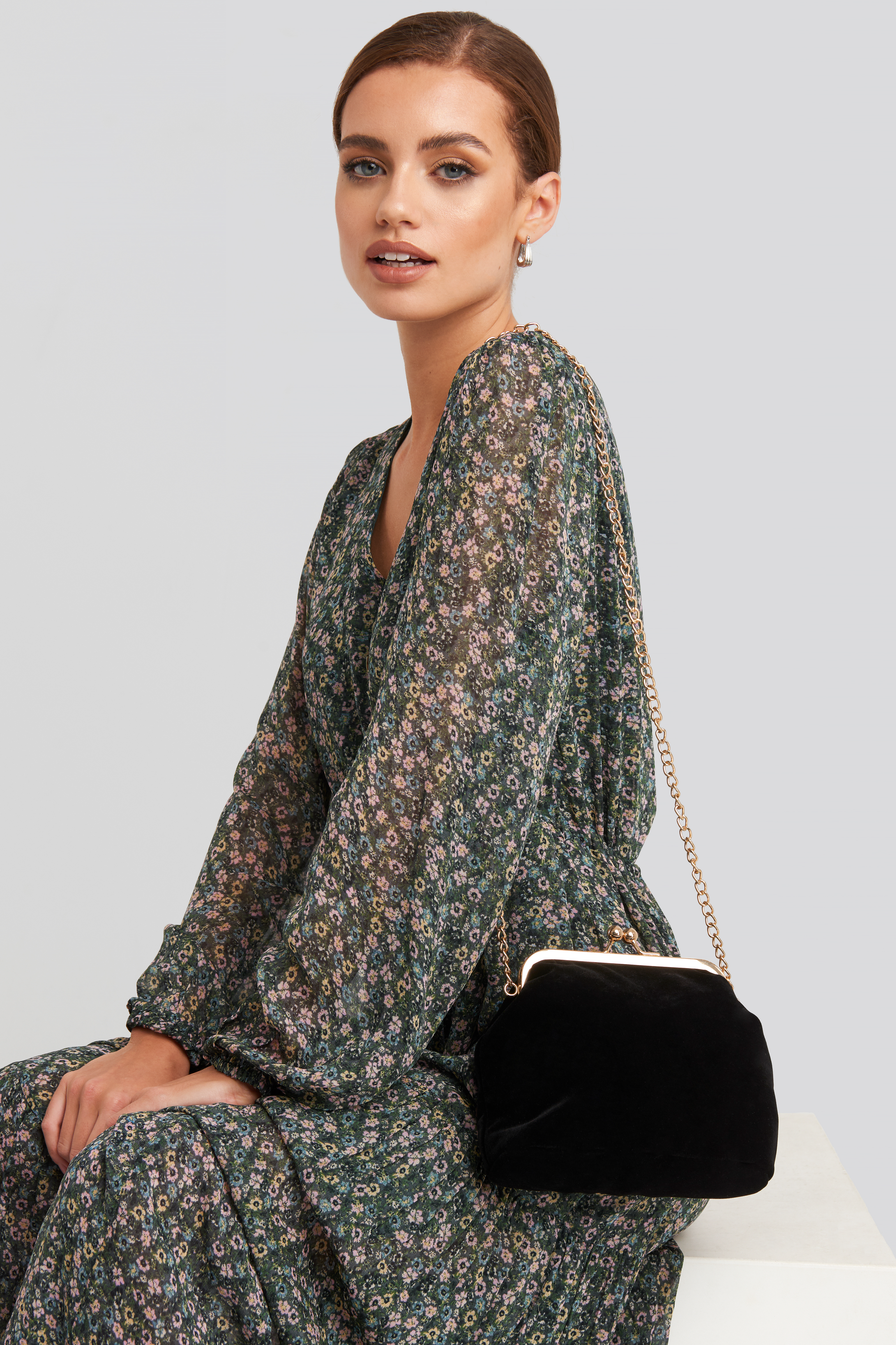 Short Chain Clasp Bag Black