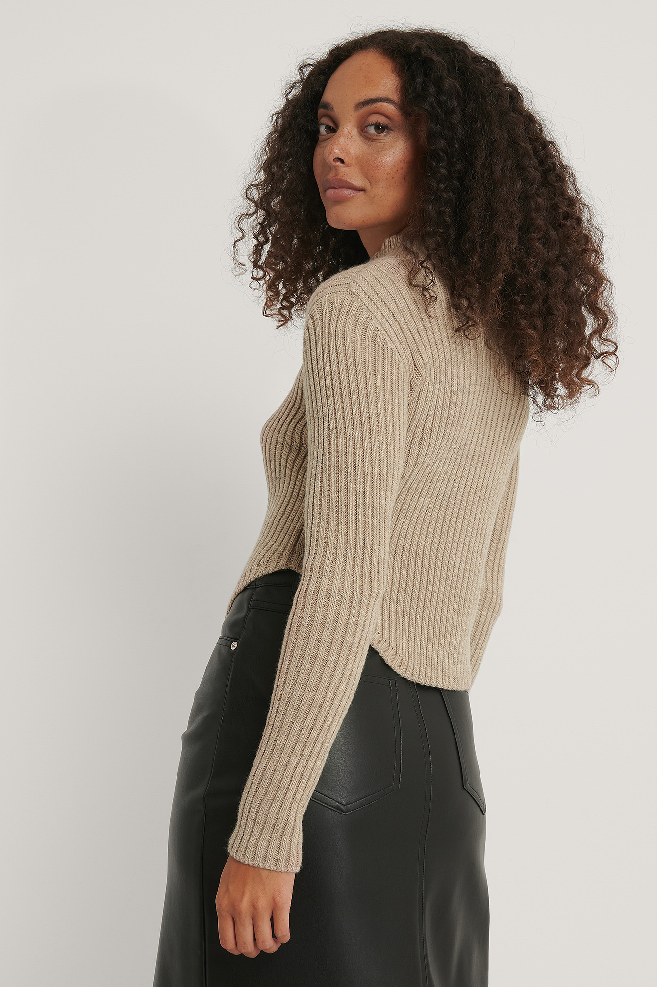Short Knitted Ribbed Sweater Beige | na 