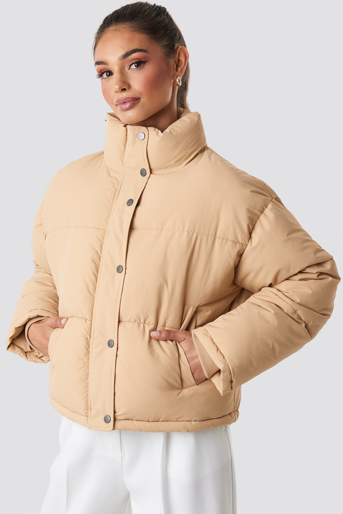 NA-KD Synthetik Short Padded Jacket in Natur Damen Bekleidung Jacken Gefütterte und Daunenjacken 