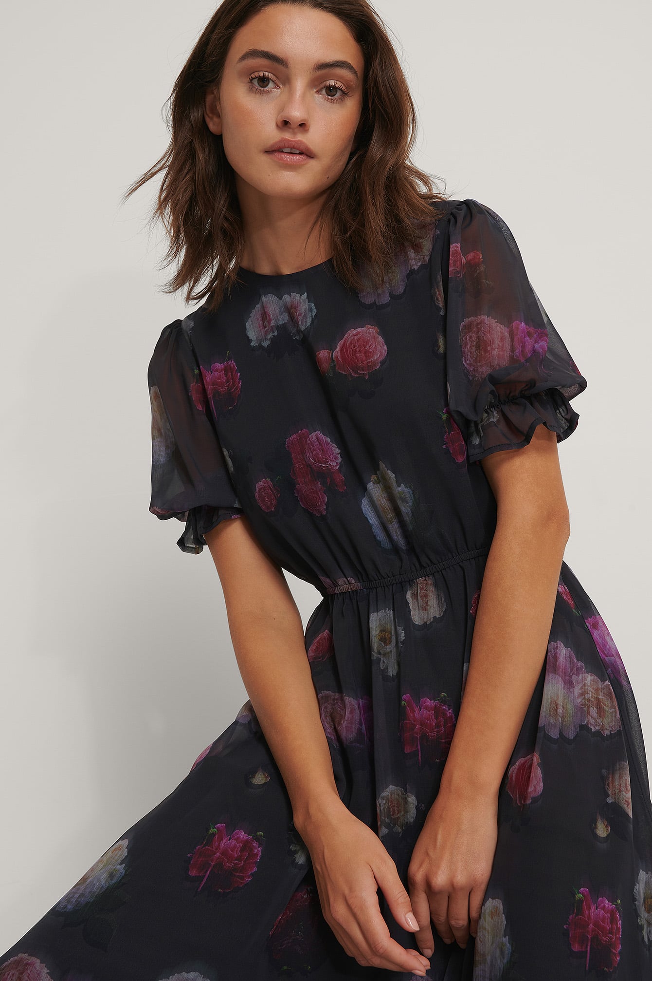 Kurzärmeliges Chiffon-Kleid Mit Blumenmuster Schwarz | na-kd.com