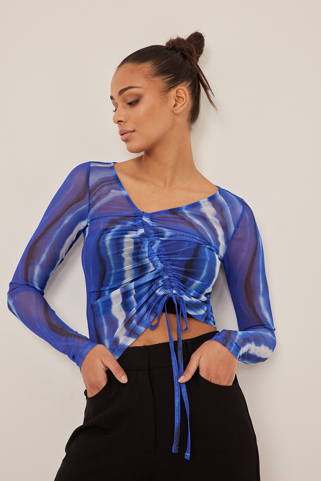 Swirl Blue Print Top in mesh con coulisse laterale