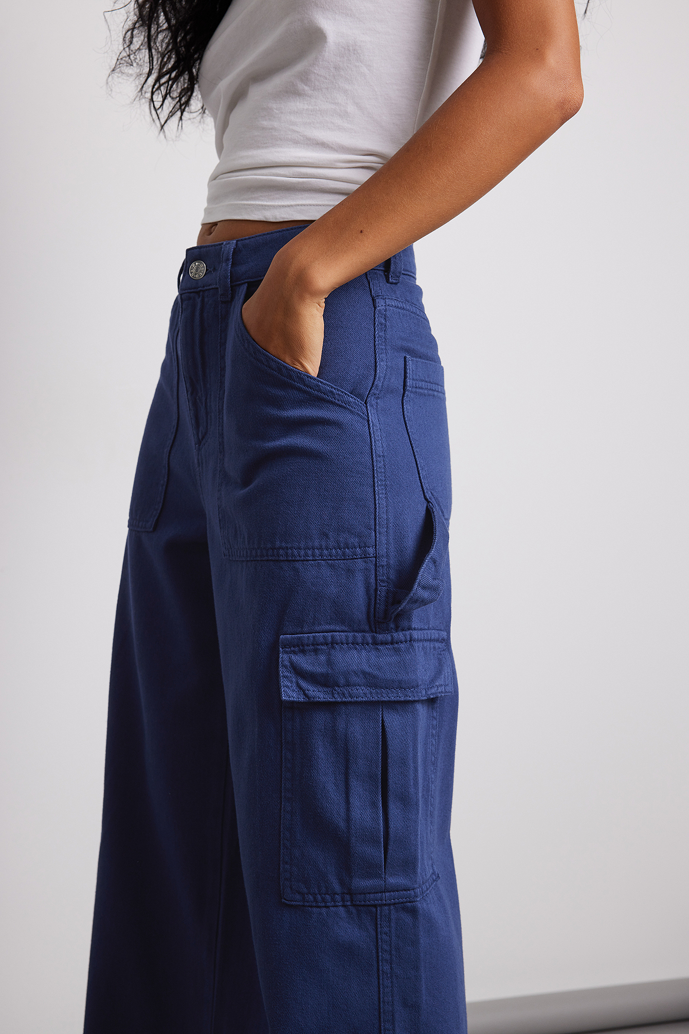 feste Jeans mit Taschendetail in Natur Damen Bekleidung Hosen und Chinos Cargohosen NA-KD Denim Weiche 
