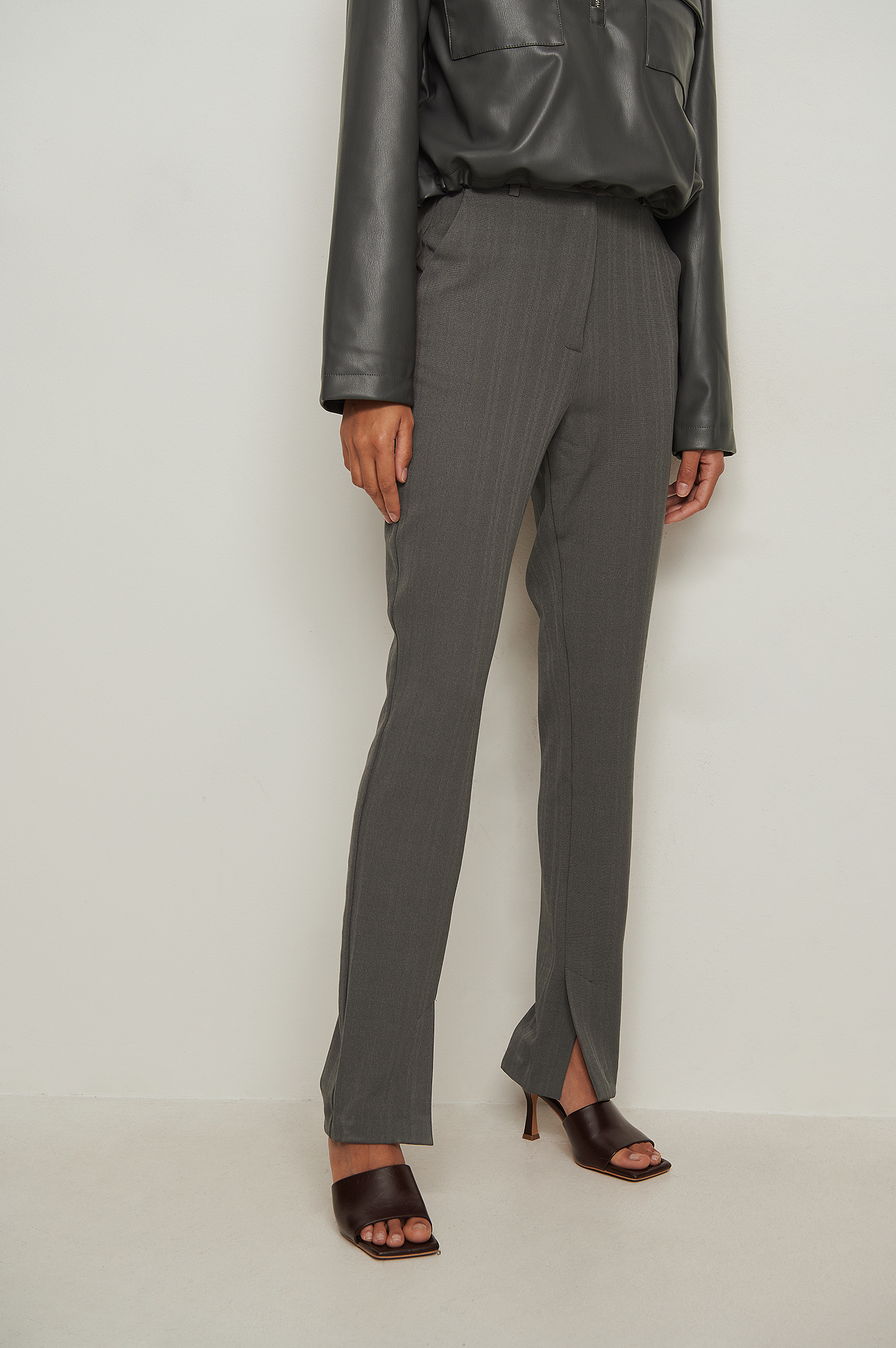 Grey Recycelt Zugeschnittene Anzughose Mit Seitenschlitz