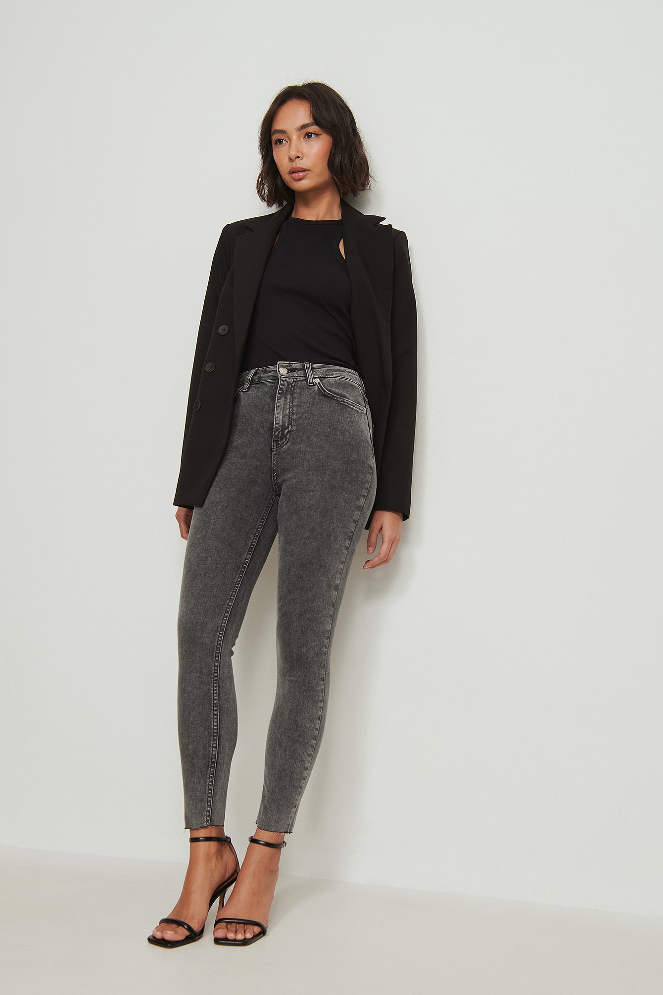 bijnaam Wegrijden begin Skinny jeans met hoge taille en ruwe zoom Grijs | NA-KD