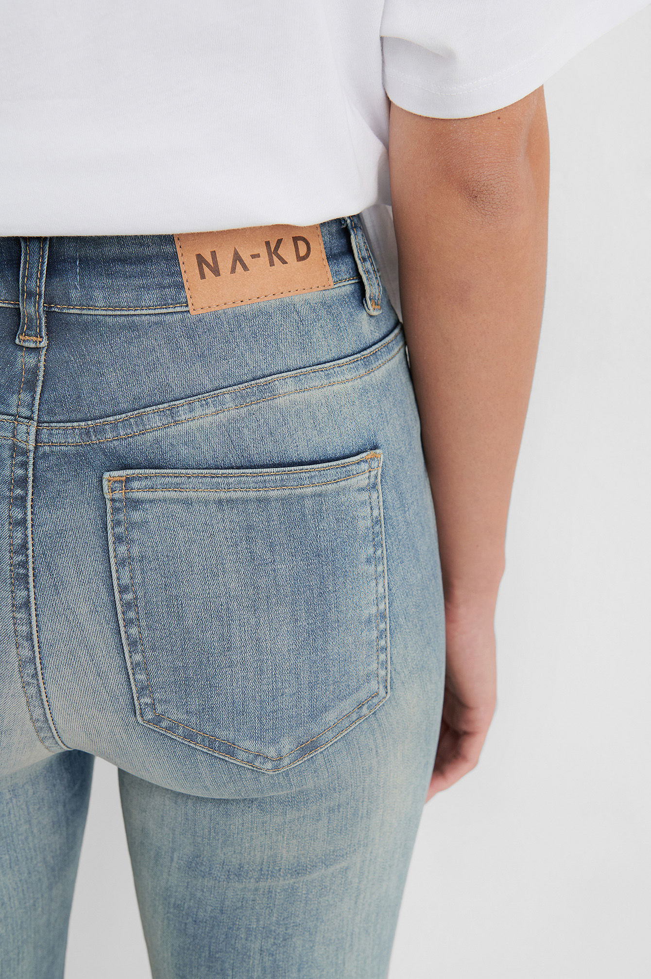 Organische Skinny Jeans mit hoher Taille und rohem Saum Blau