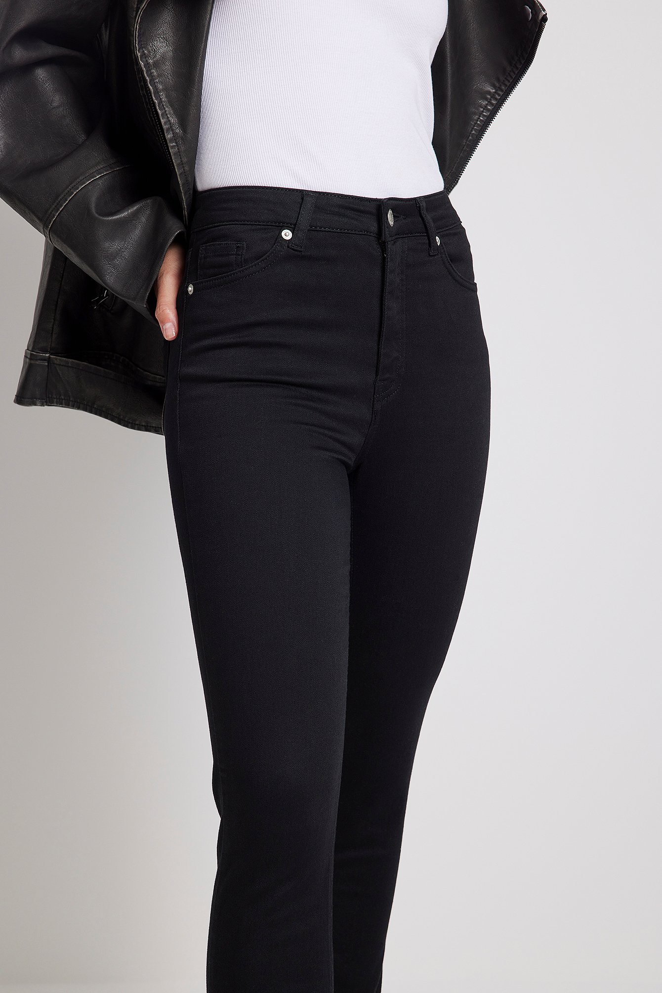 rib stopverf Agnes Gray Skinny jeans met split aan de zijkant en hoge taille Zwart | NA-KD