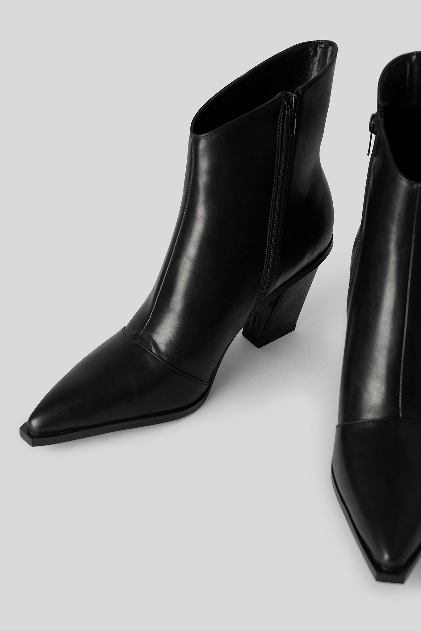 Slanted Heel Toe Detail Boots Schwarz