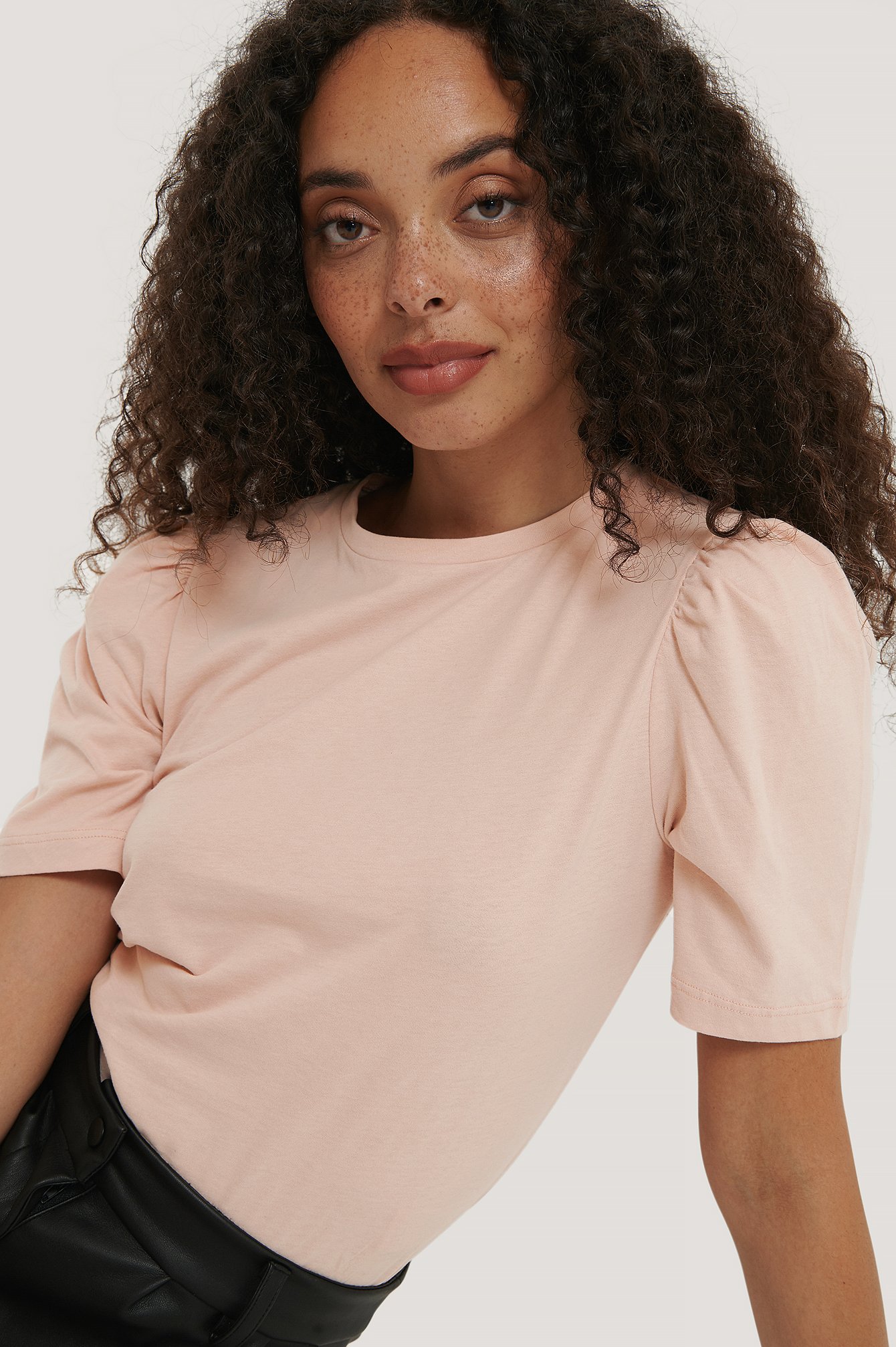 Dusty Light Pink Ekologiczny Bawełniany T-shirt Z Bufiastymi Rękawami
