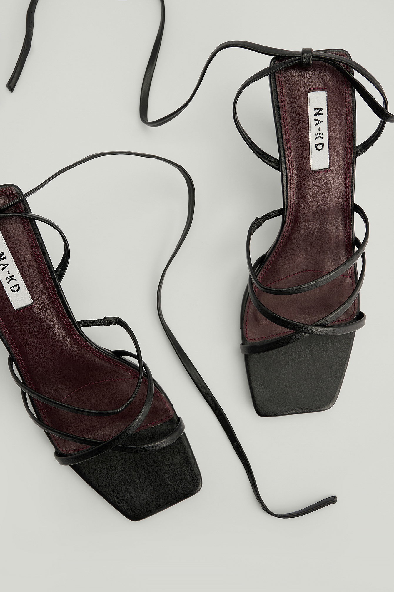 Stiletto hakken met dunne bandjes Zwart | na-kd.com