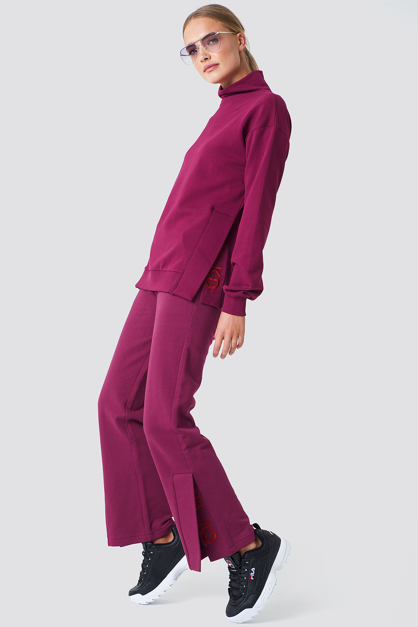 Slit Embroidery Sweatpants Burgundy