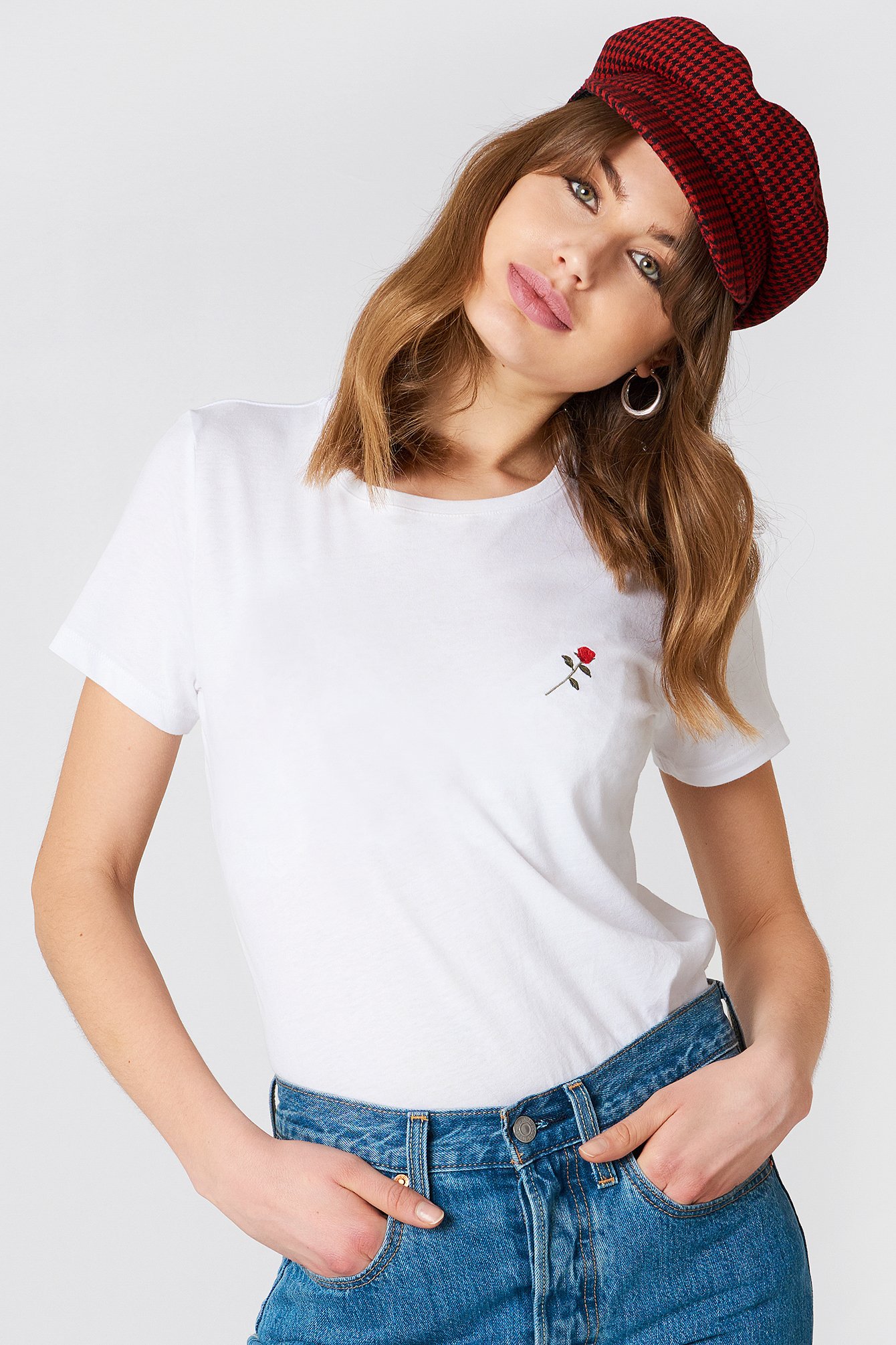 NA-KD SMALL CHEST ROSE EMBROIDERY TEE - WHITE