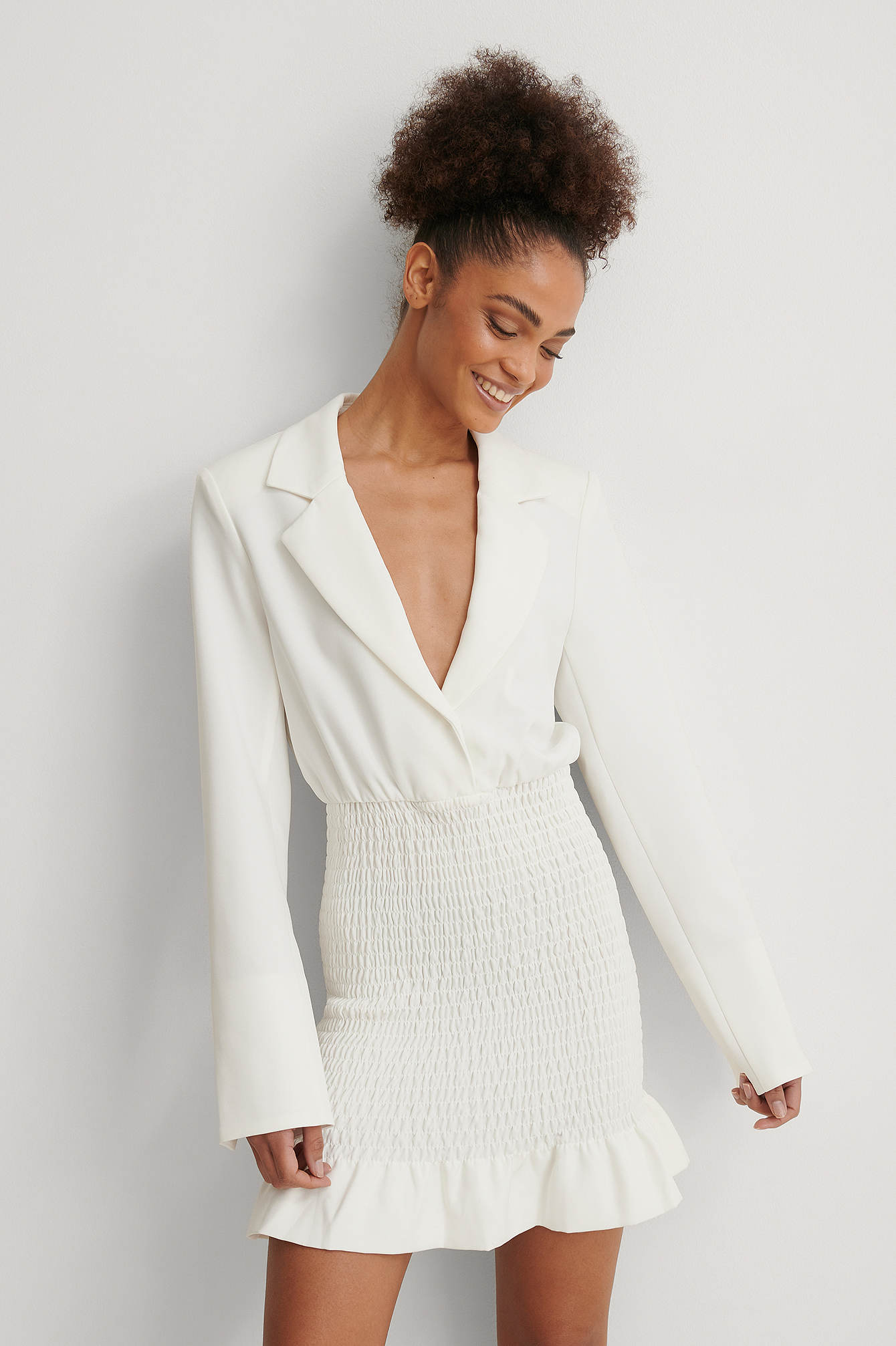 NA-KD Handpicked x Blazer-Kleid mit Smock-Detail in Weiß Damen Bekleidung Anzüge 
