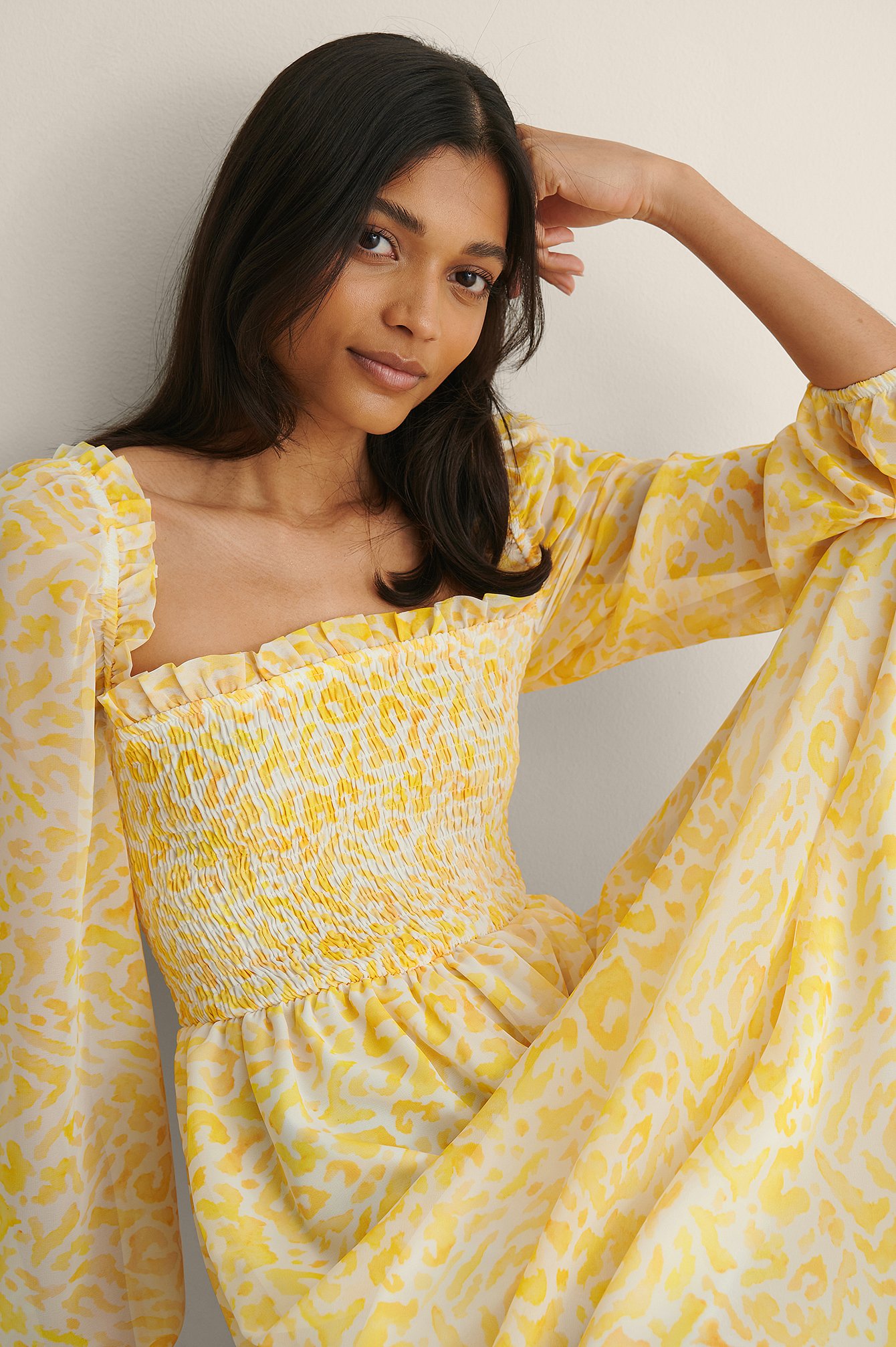 Yellow Print Recyklingowana sukienka maxi z bufiastymi rękawami i marszczeniem