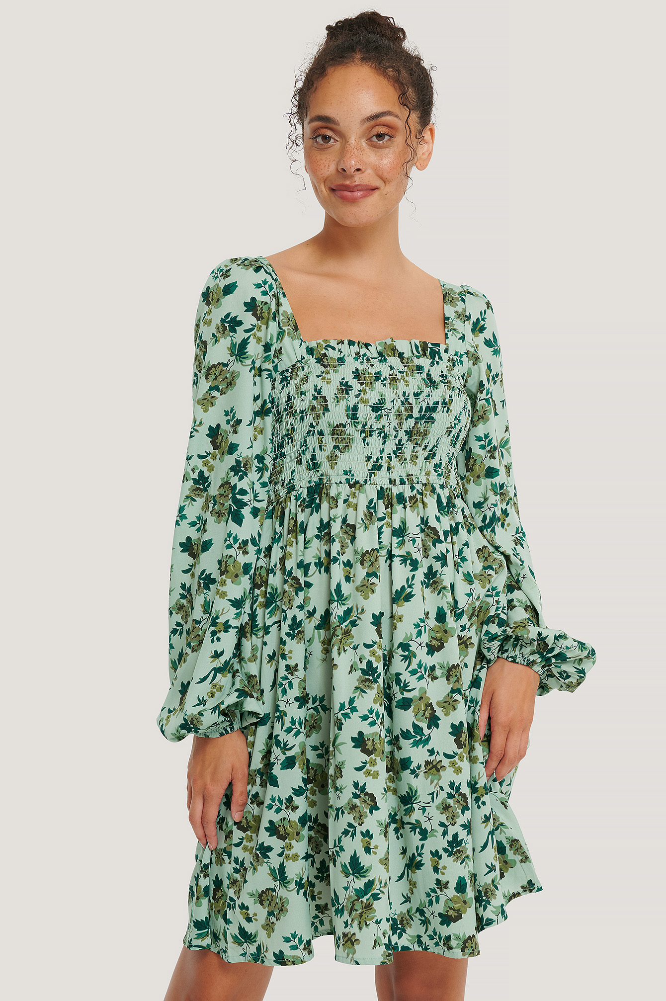 Green Flower Kleid Mit Eckigem Ausschnitt