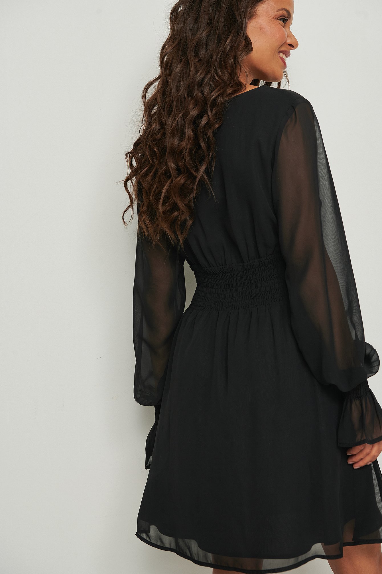 Black Gesmockt mini-jurk met V-hals