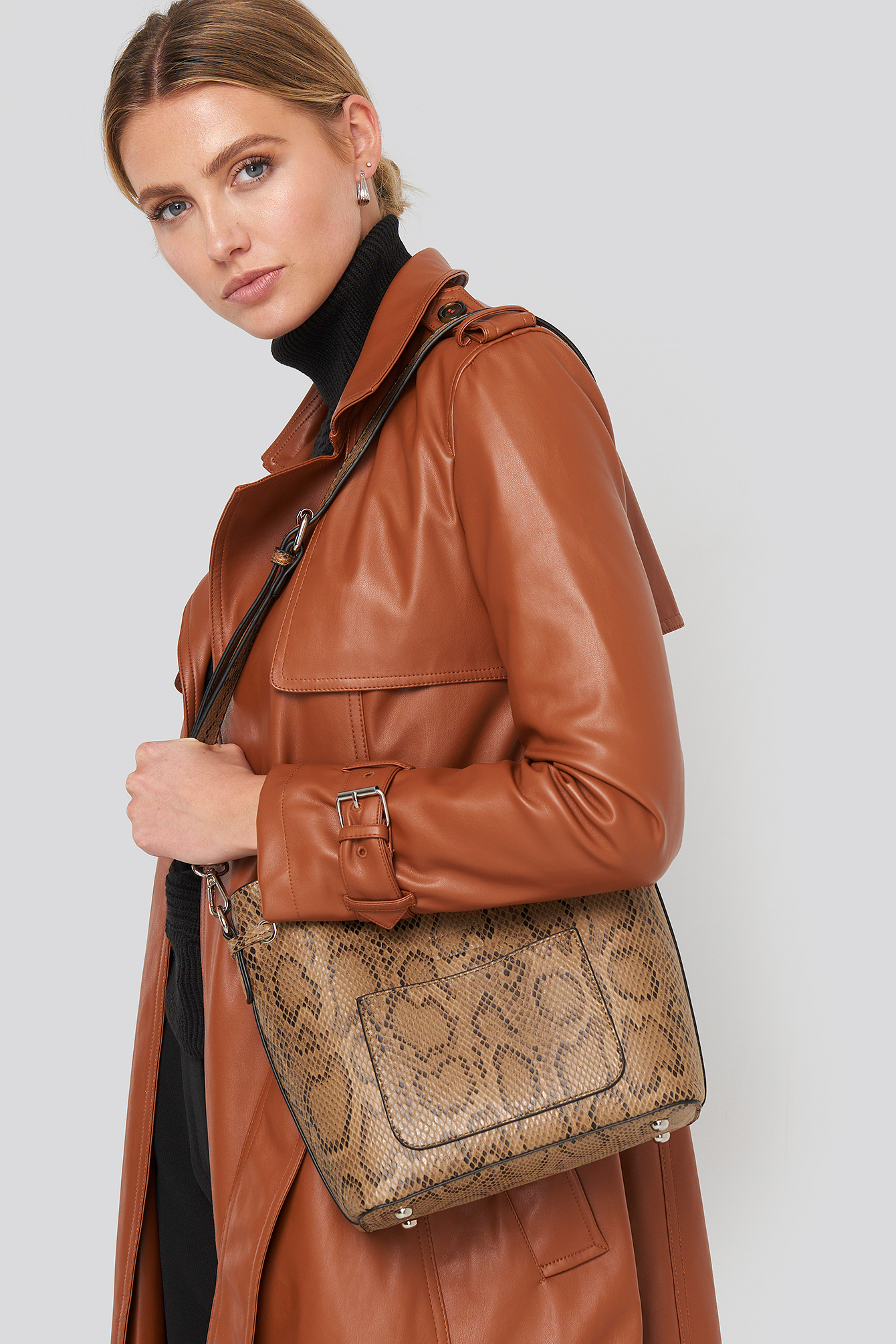 Snake Bucket Bag Beige