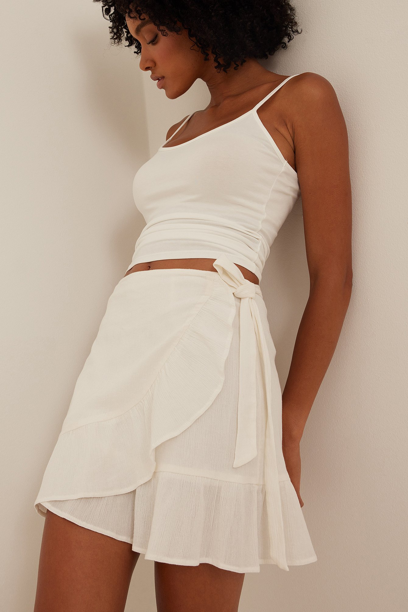 White Slå-om nederdel i blød bomuld med flæser