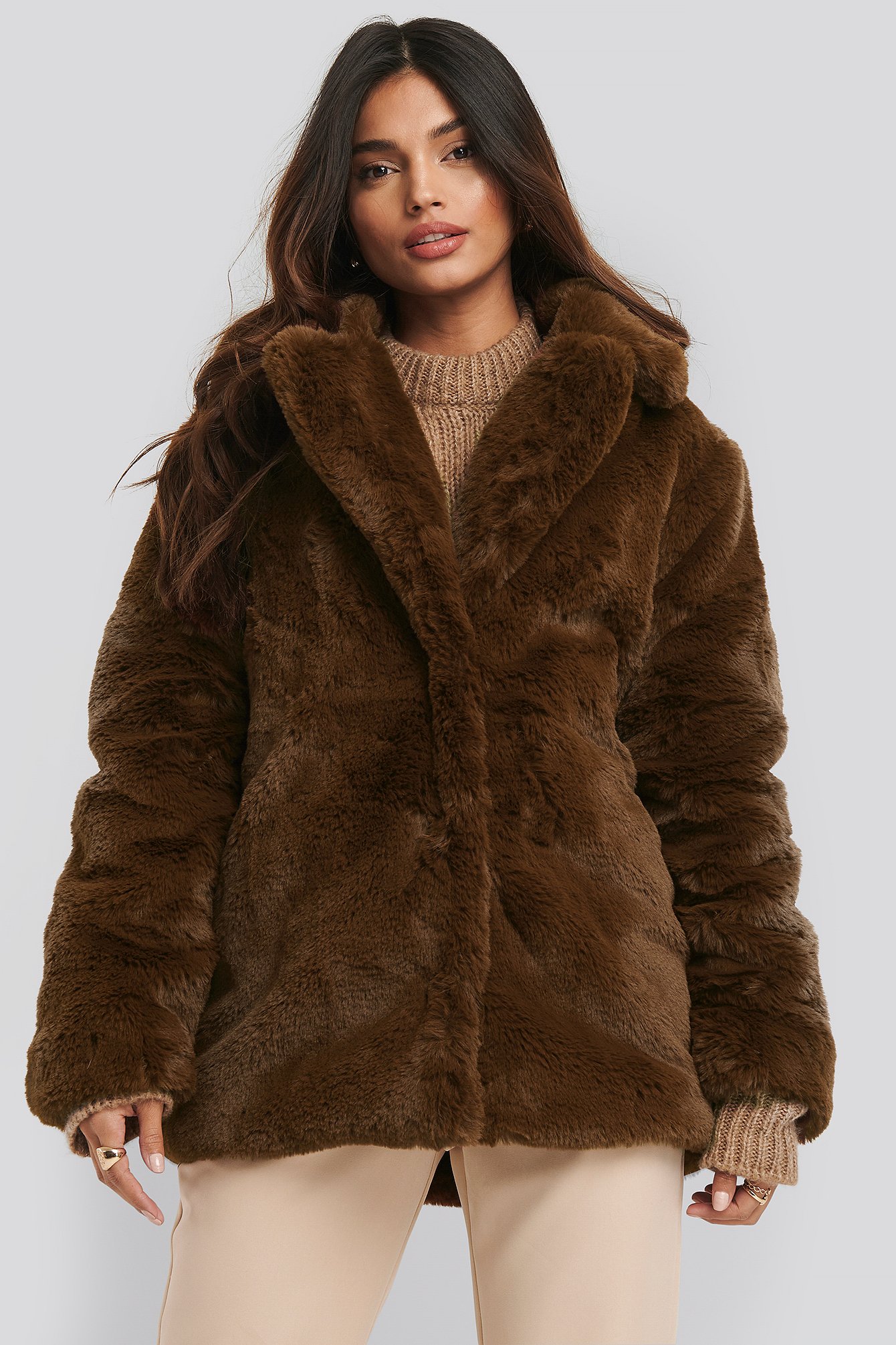 Damen Bekleidung Jacken Felljacken NA-KD Synthetik Dilara x Soft Faux Fur Jacket in Braun 