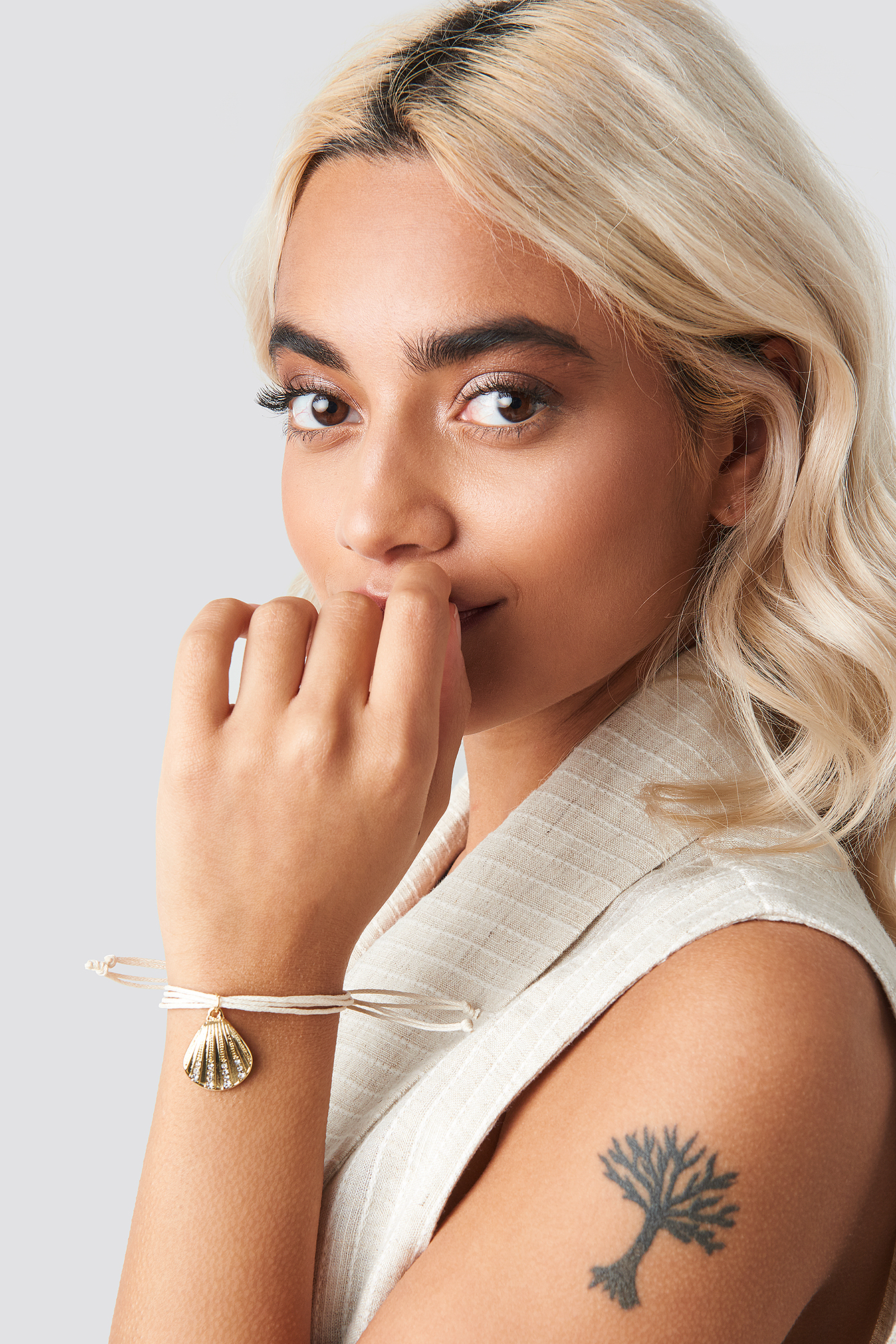 Sparkling Shell Detailed Bracelet Gold