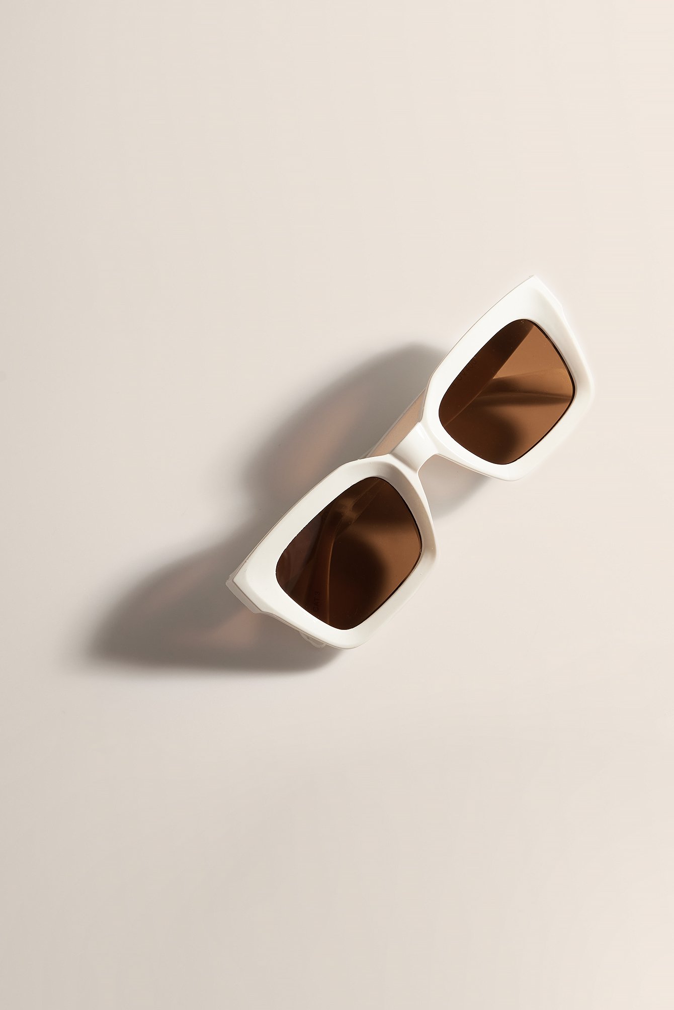 Cream Recyklingowane okulary przeciwsłoneczne z kwadratową oprawką