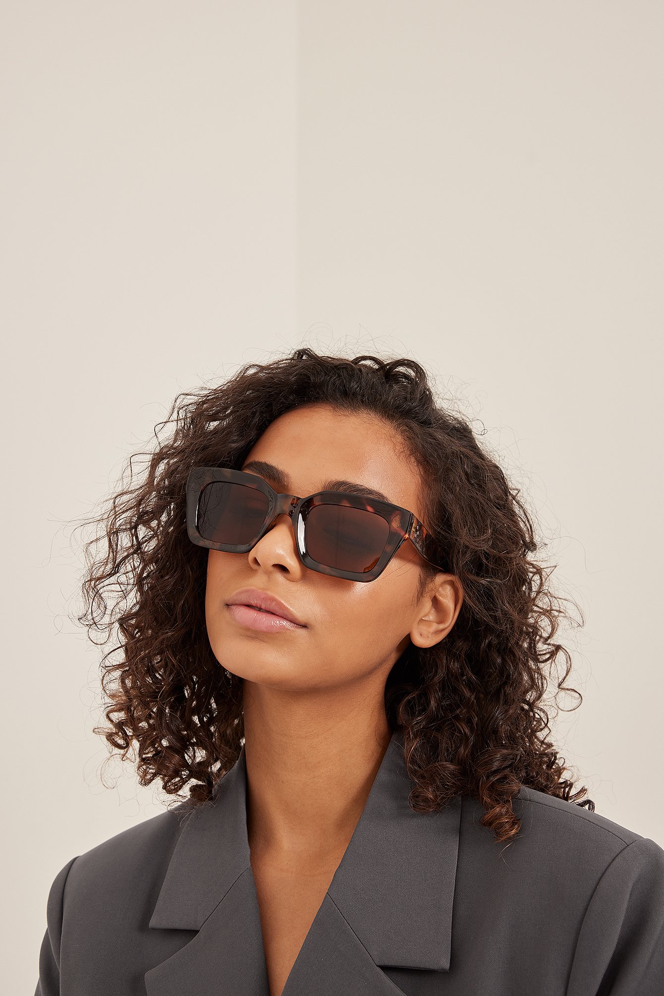 NA-KD Accessories Sonnenbrille in Natur Damen Accessoires Sonnenbrillen 
