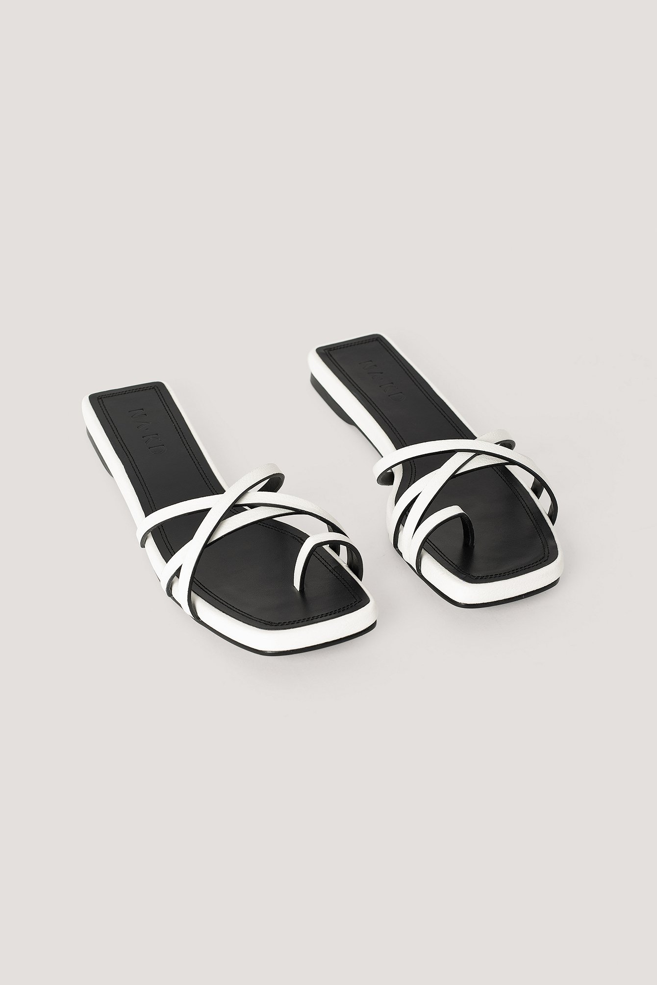 White/Black Wsuwane Sandały
