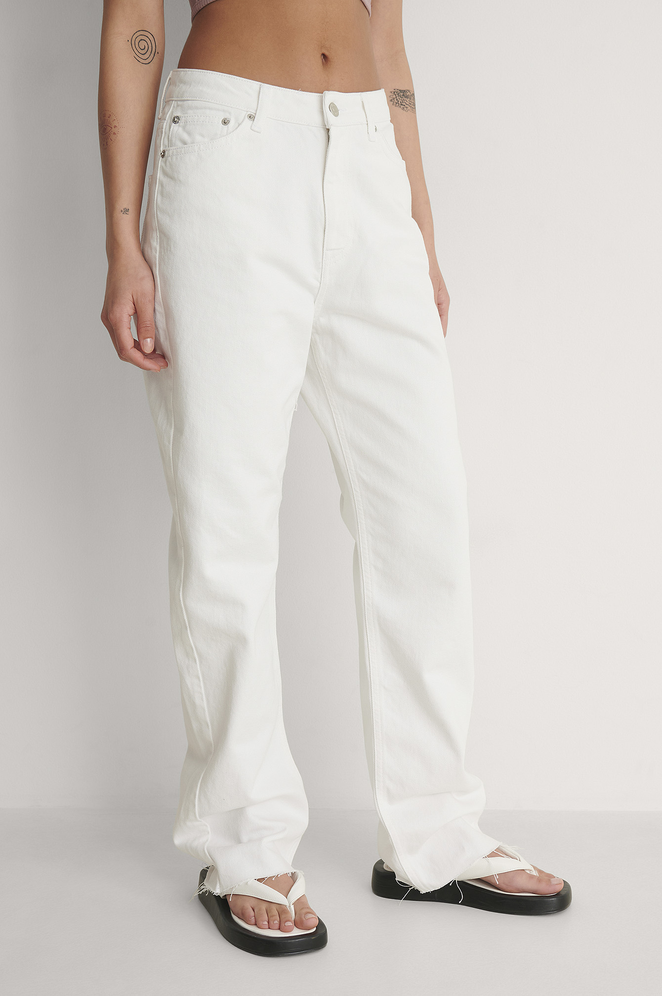 Højtaljede jeans med åben Hvid NA-KD