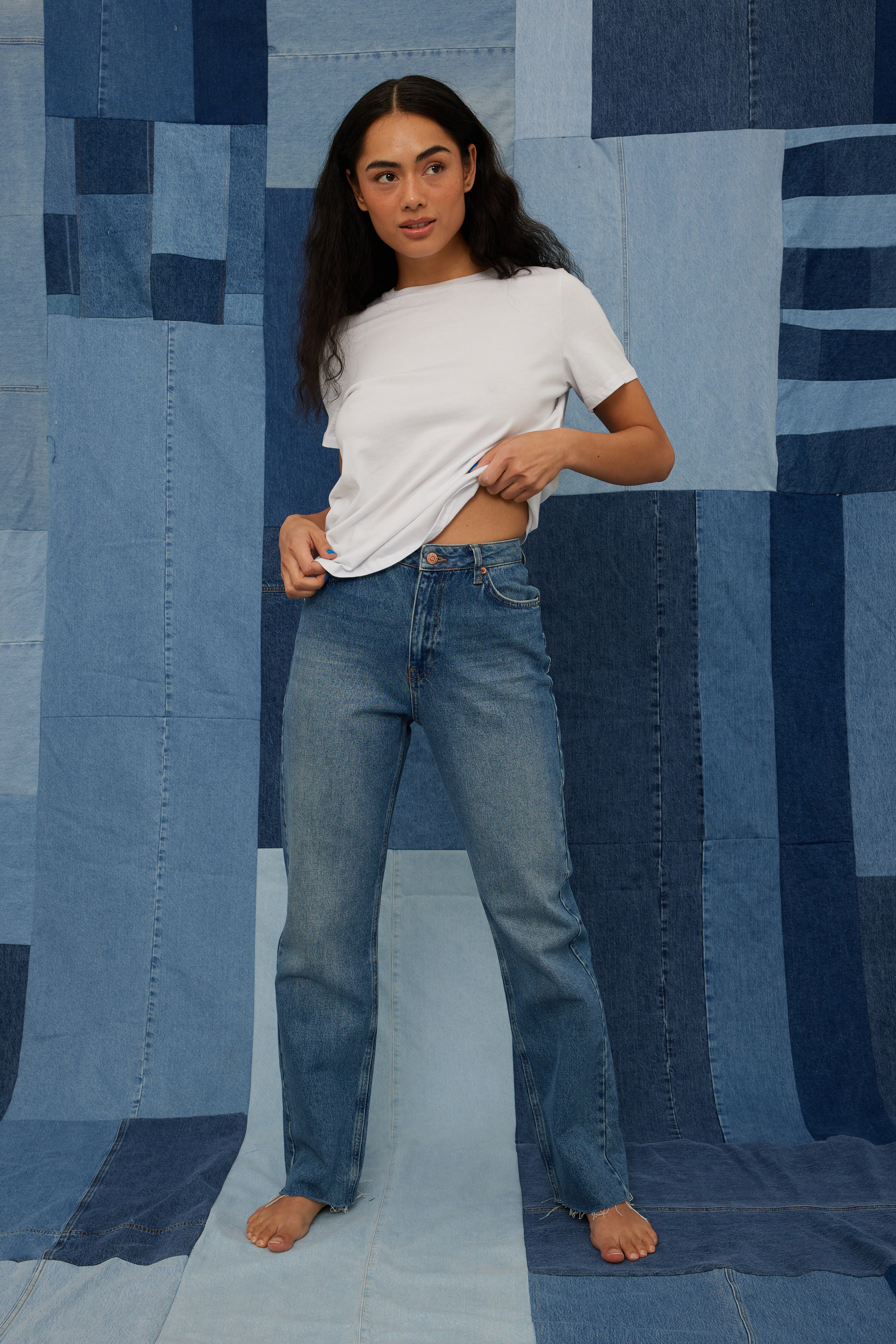 Mid Blue Organische hohe Taille Roher Saum Gerade Jeans
