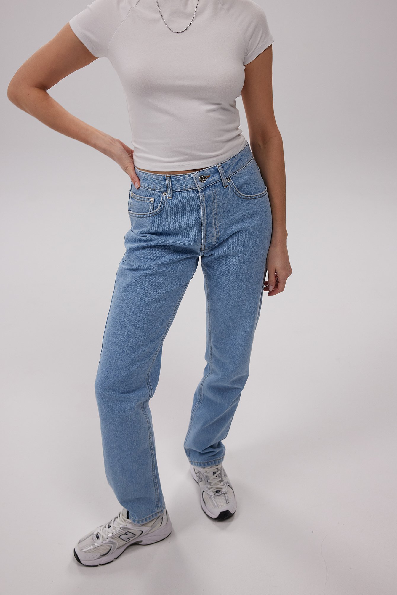 NA-KD Denim Josefine HJ x Gerade geschnittene Jeans mit lockerer Passform in Blau Damen Bekleidung Jeans Jeans mit gerader Passform 