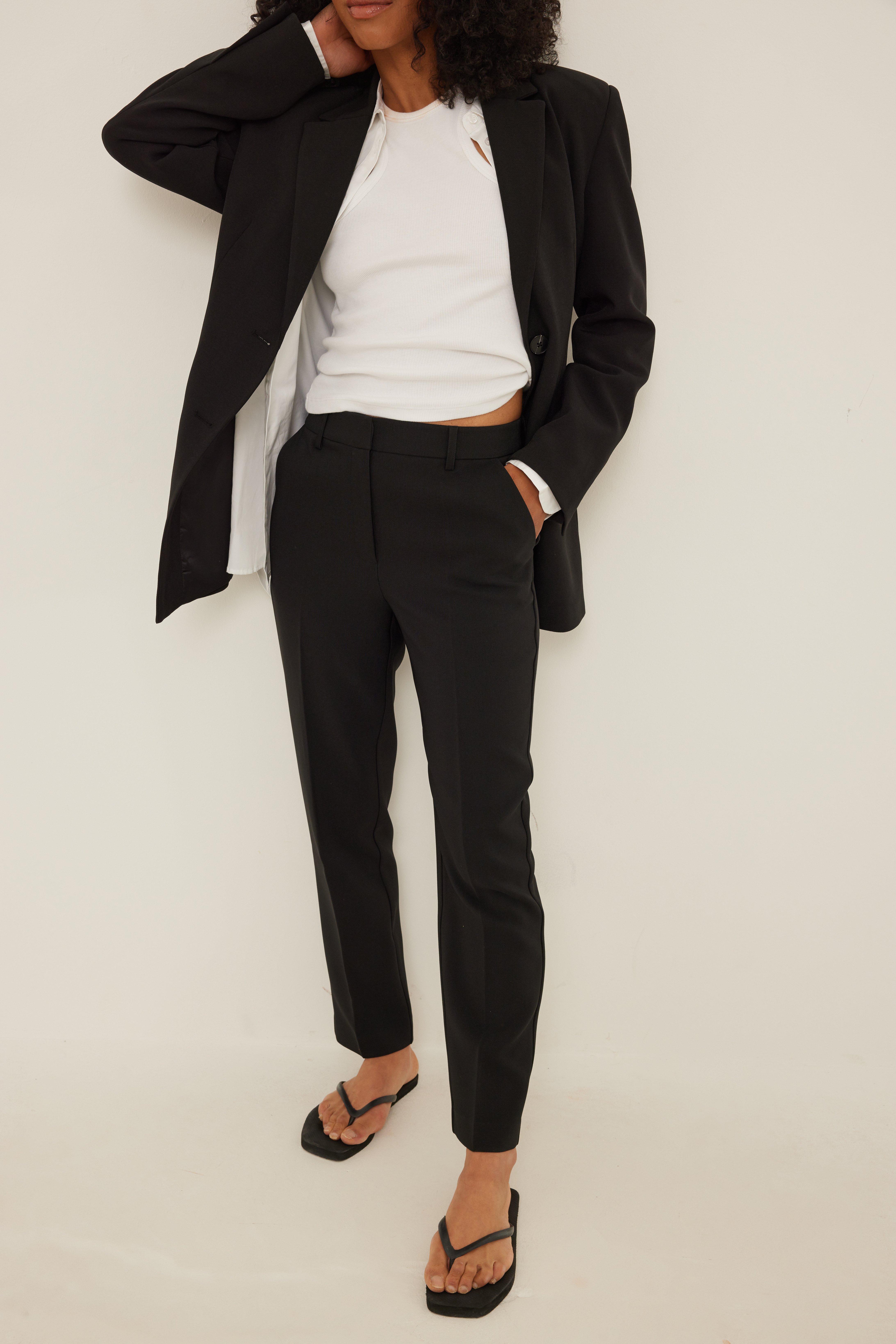 Black Pantalón de traje recto de talle medio reciclado