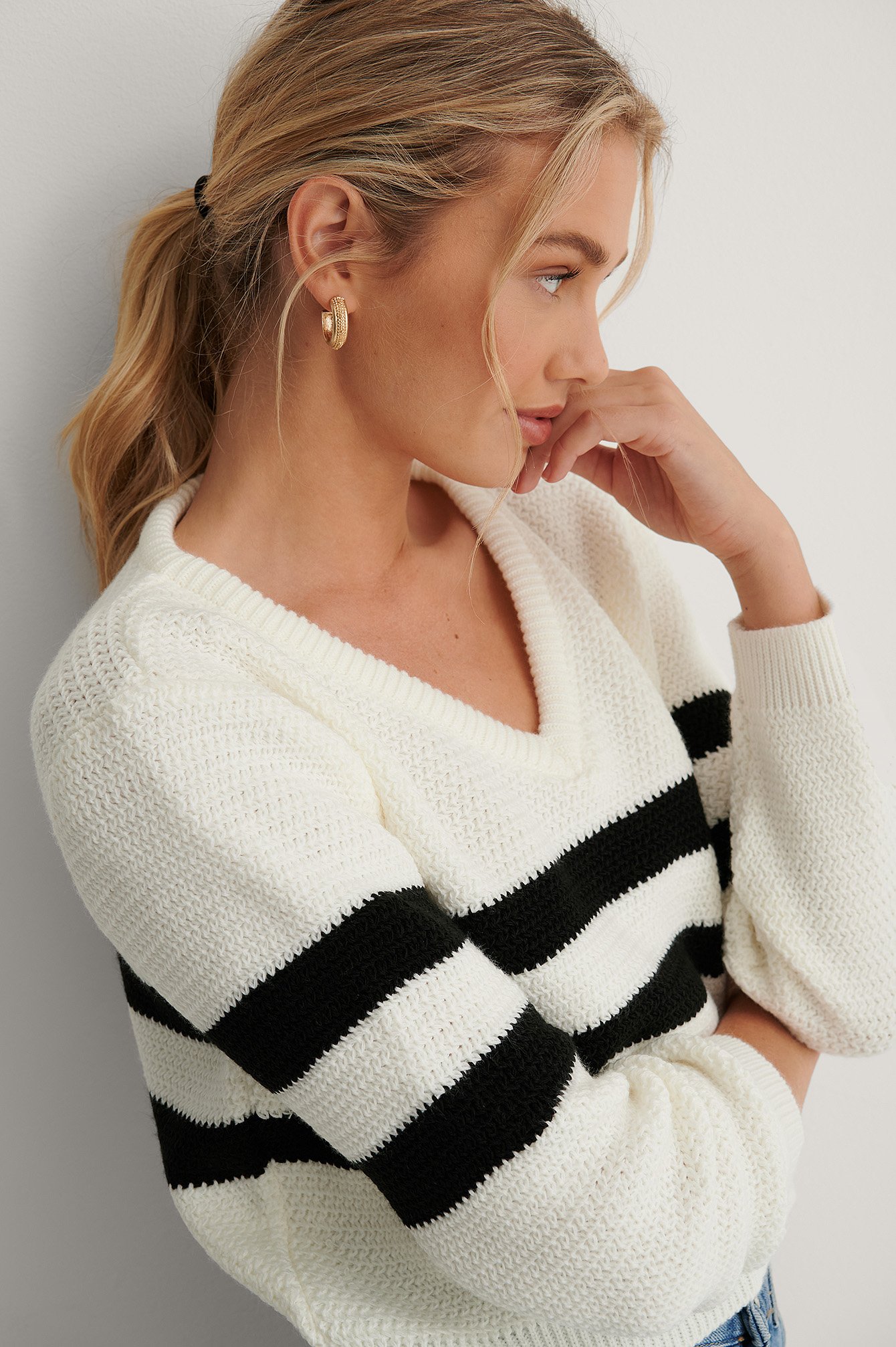 White/Black Stripe Detail V-neck Knitted Sweater