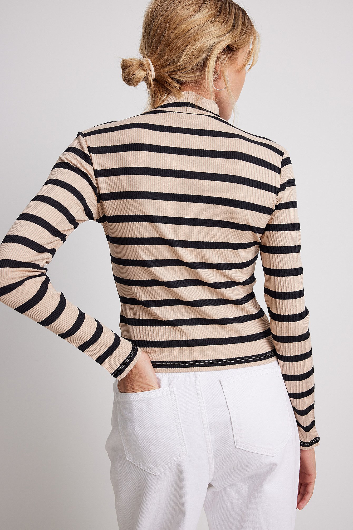 na-kd basic -  Gestreifter gerippter Pullover mit langen Ärmeln und Rollkragen - Stripe