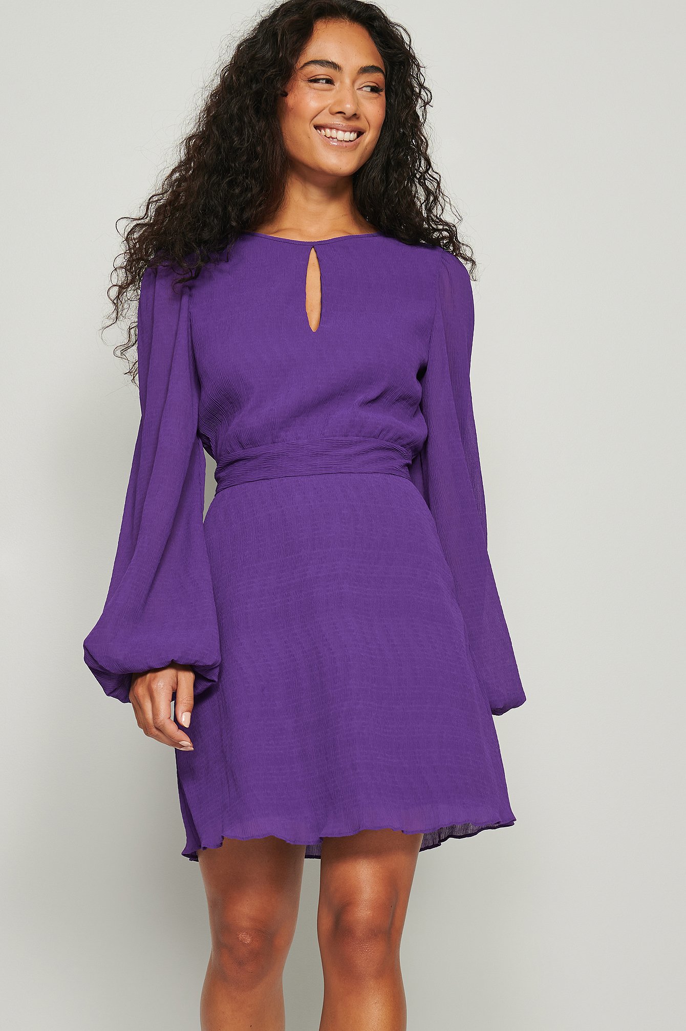 Purple Recyklingowana teksturowana sukienka mini z dekoltem łezką