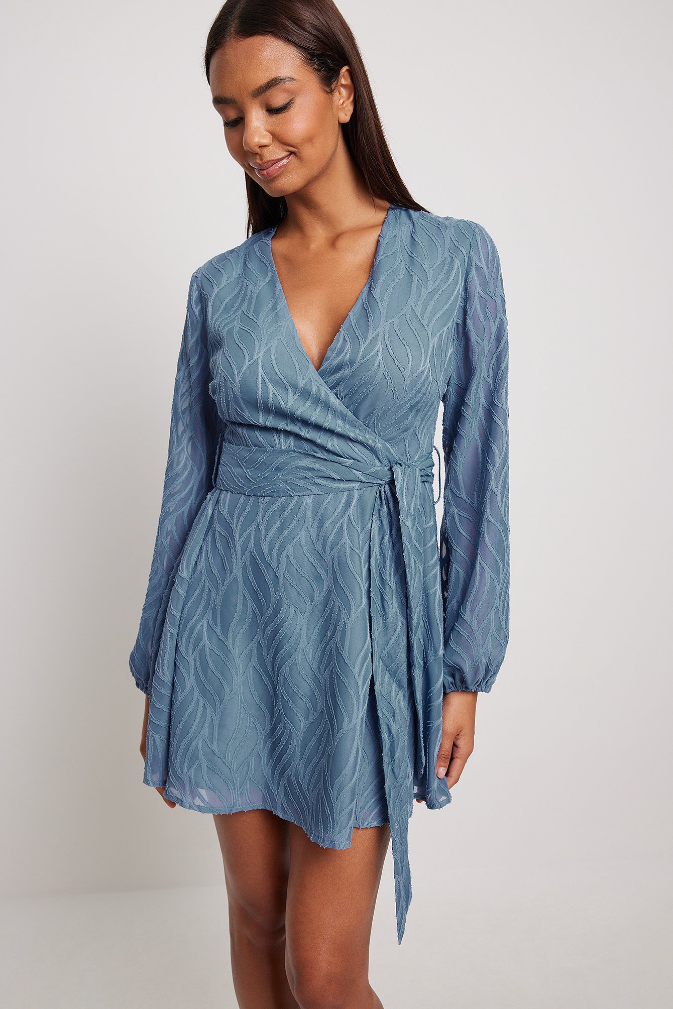 Dusty Blue Slå-om-kjole med struktur